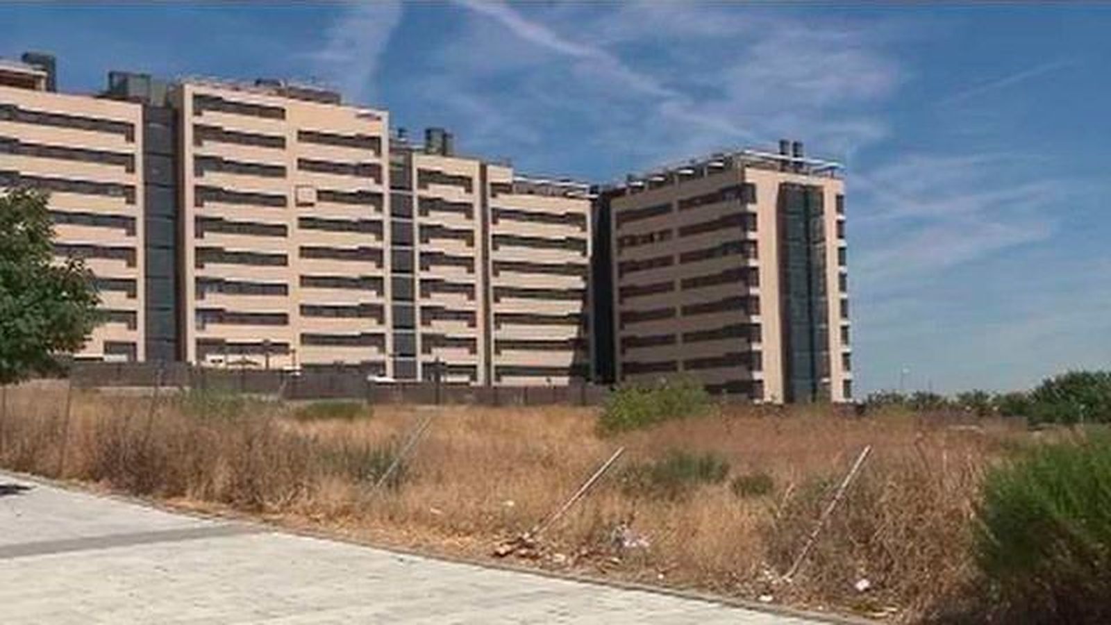 Los vecinos denuncian el abandono de las calles y zonas verdes de Valdebebas