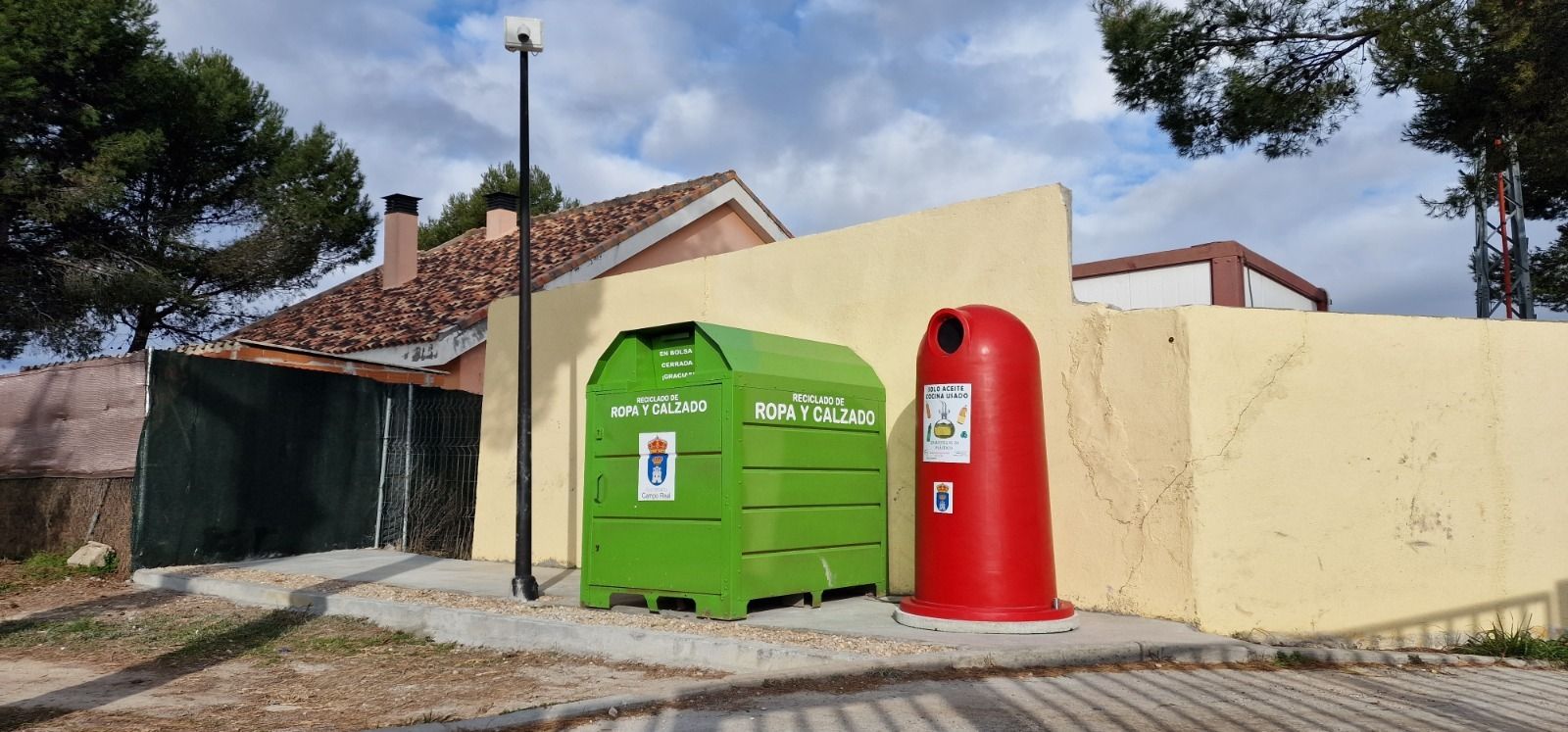 Contenedores para depositar la ropa usada y el aceite doméstico en Campo Real