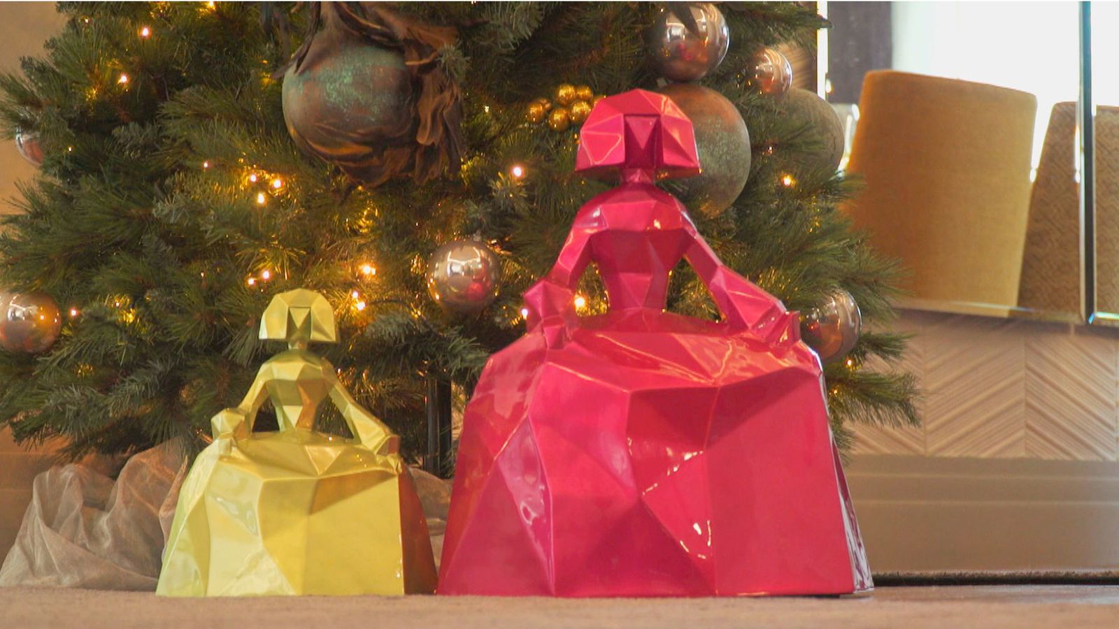 El árbol de Navidad está presidido por unas meninas que ha diseñado la propietaria de la casa, y que pueden servir como apliques de luz en las paredes.