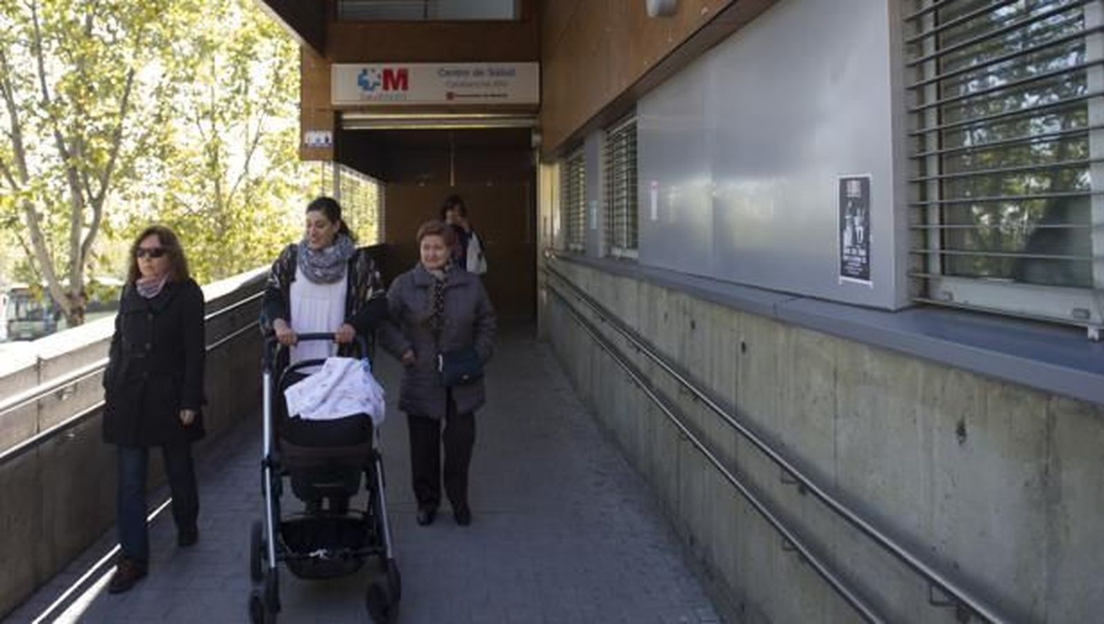 La izquierda y Vox acusan a Ayuso de mala gestión de la Atención Primaria