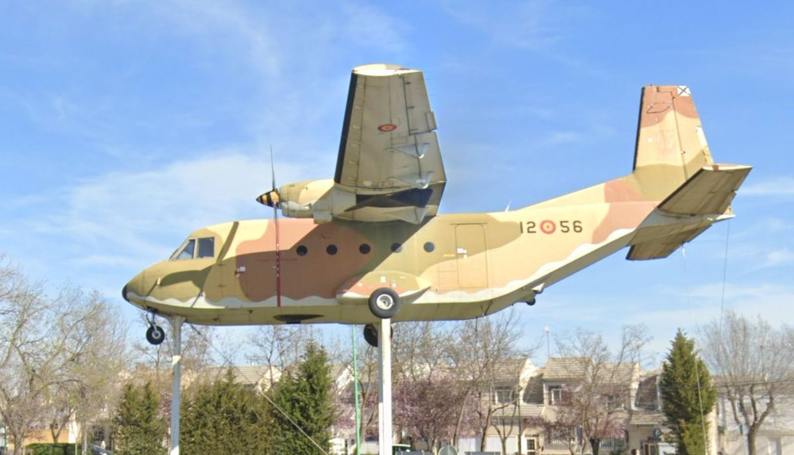 Homenaje al C212 'Aviocar' en una rotonda de Perales del Río, Getafe
