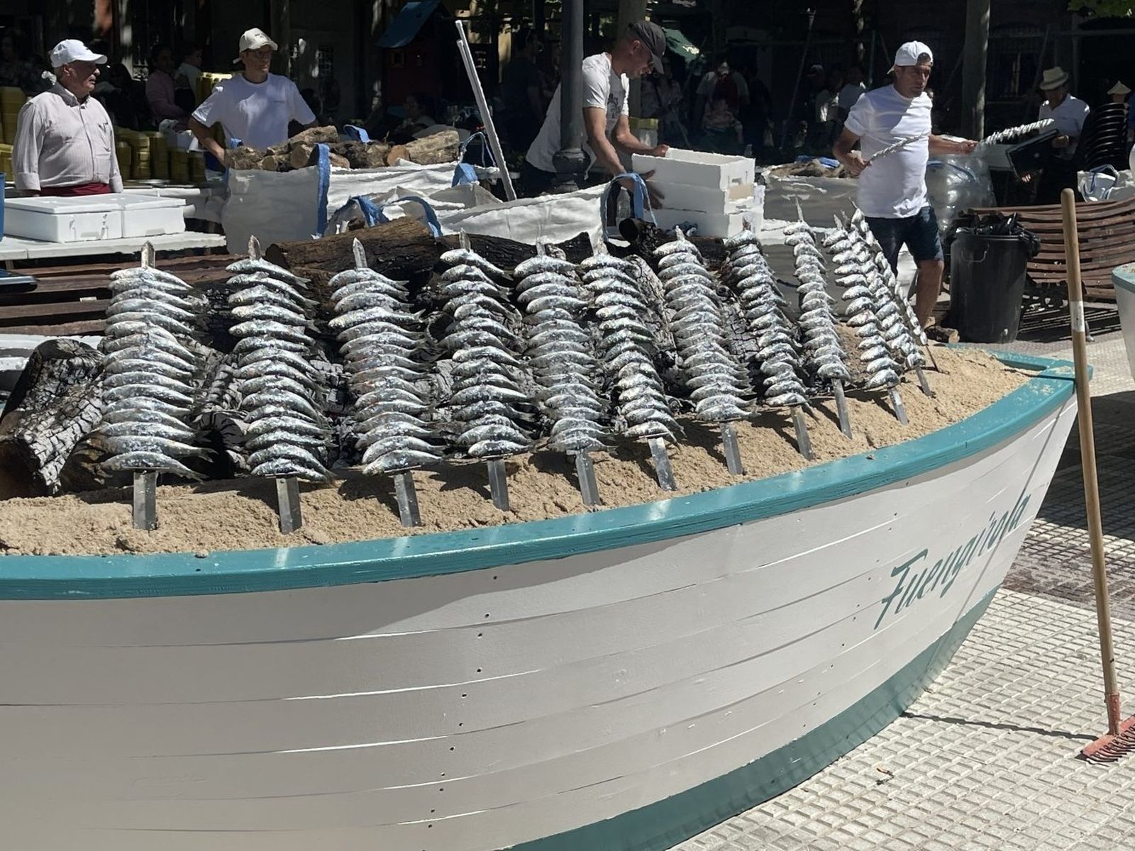 Espetos de sardinas en la plaza de Olavide