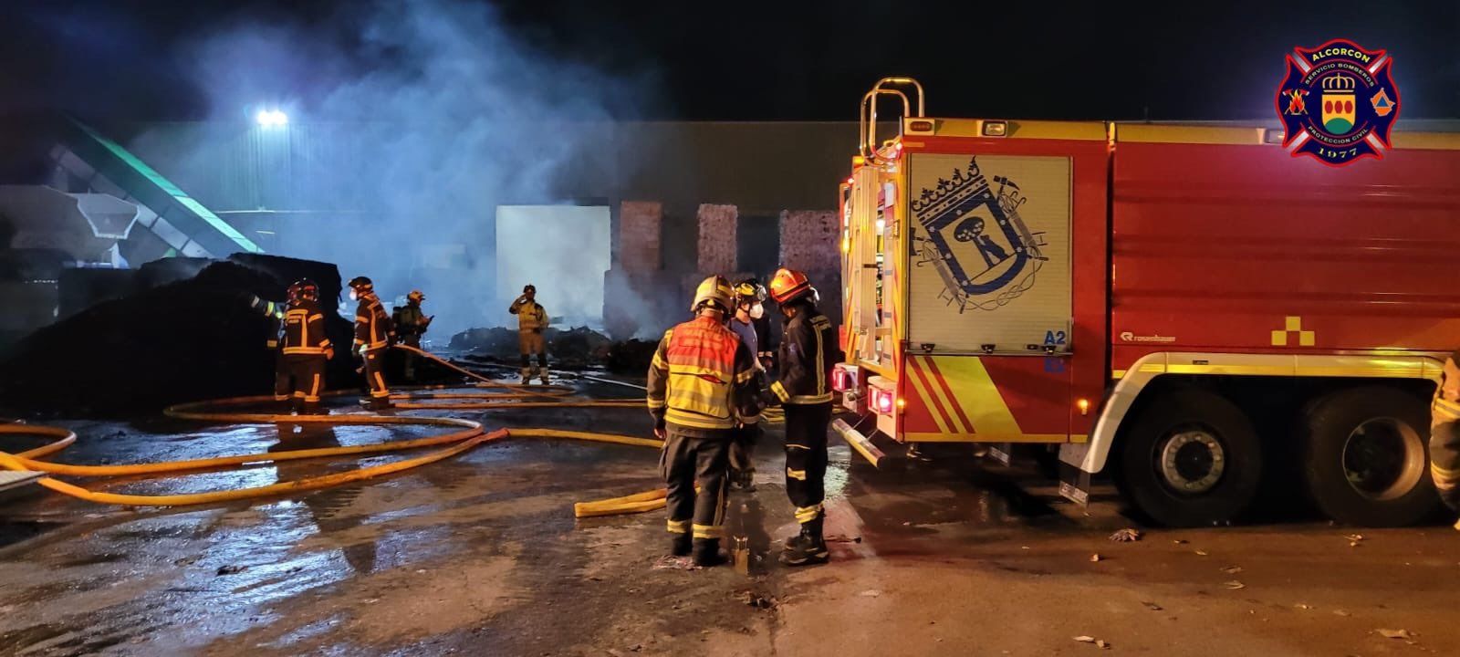 Equipos de bomberos trabajan en la extinción de un nuevo incendio en una planta de reciclaje de Alcorcón Alcorcón
