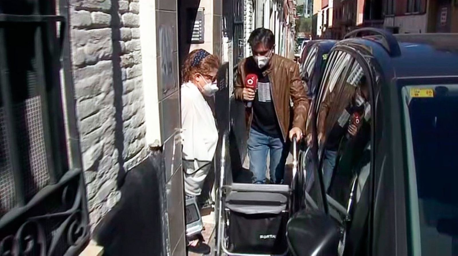 Atrapada en su casa de Vallecas por culpa de los coches aparcados y las aceras pequeñas