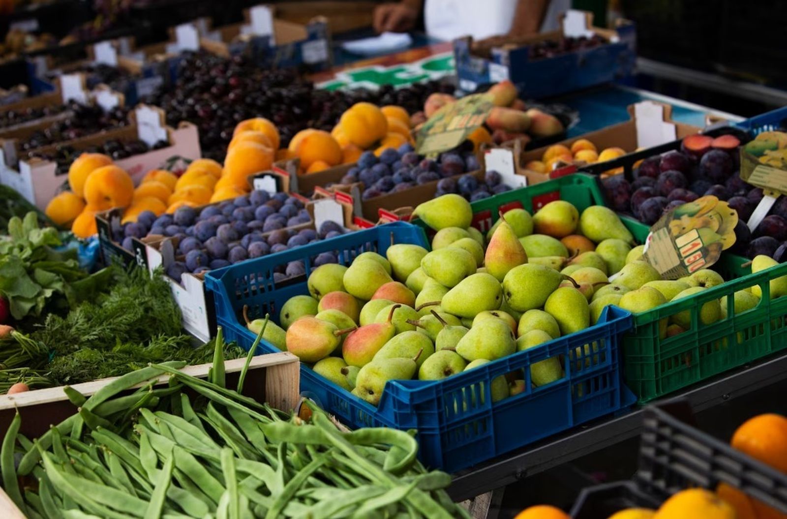 Puesto de frutas y verduras en el mercadillo de Colmenar Viejo