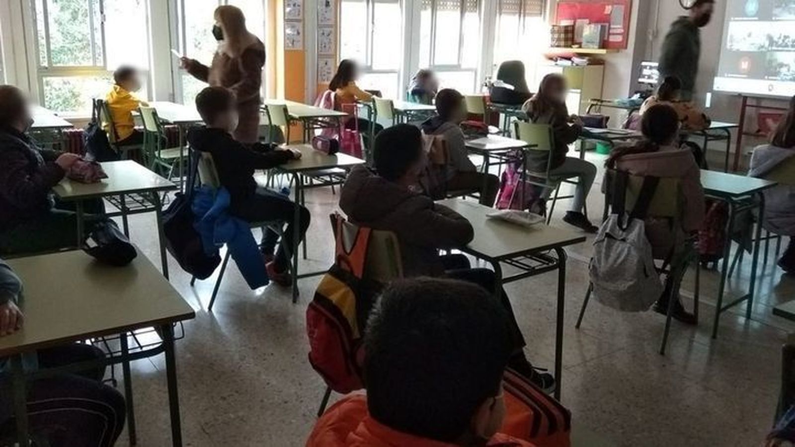 Alumnos con su profesor en clase