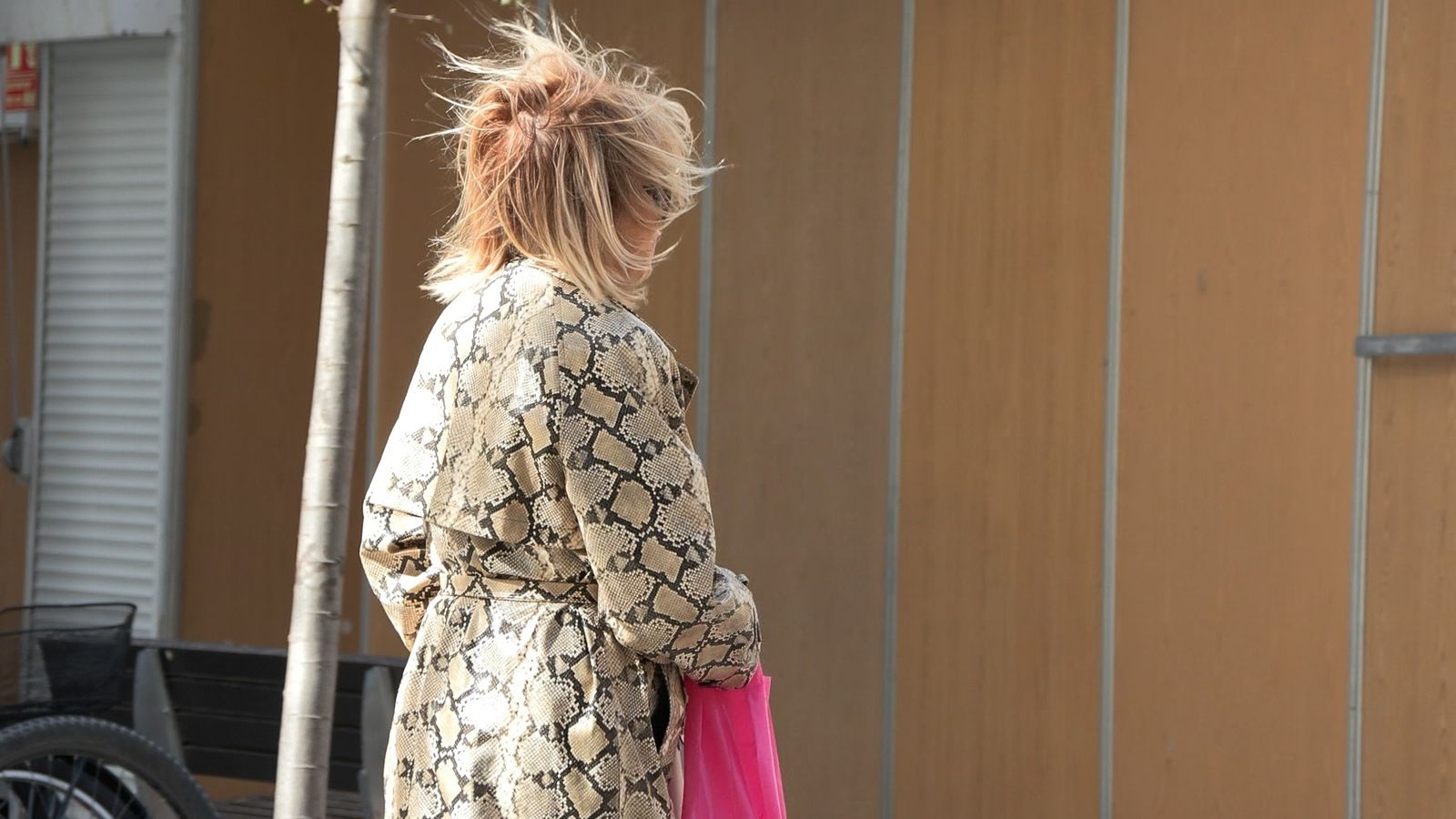 Una mujer pasea con viento en Madrid