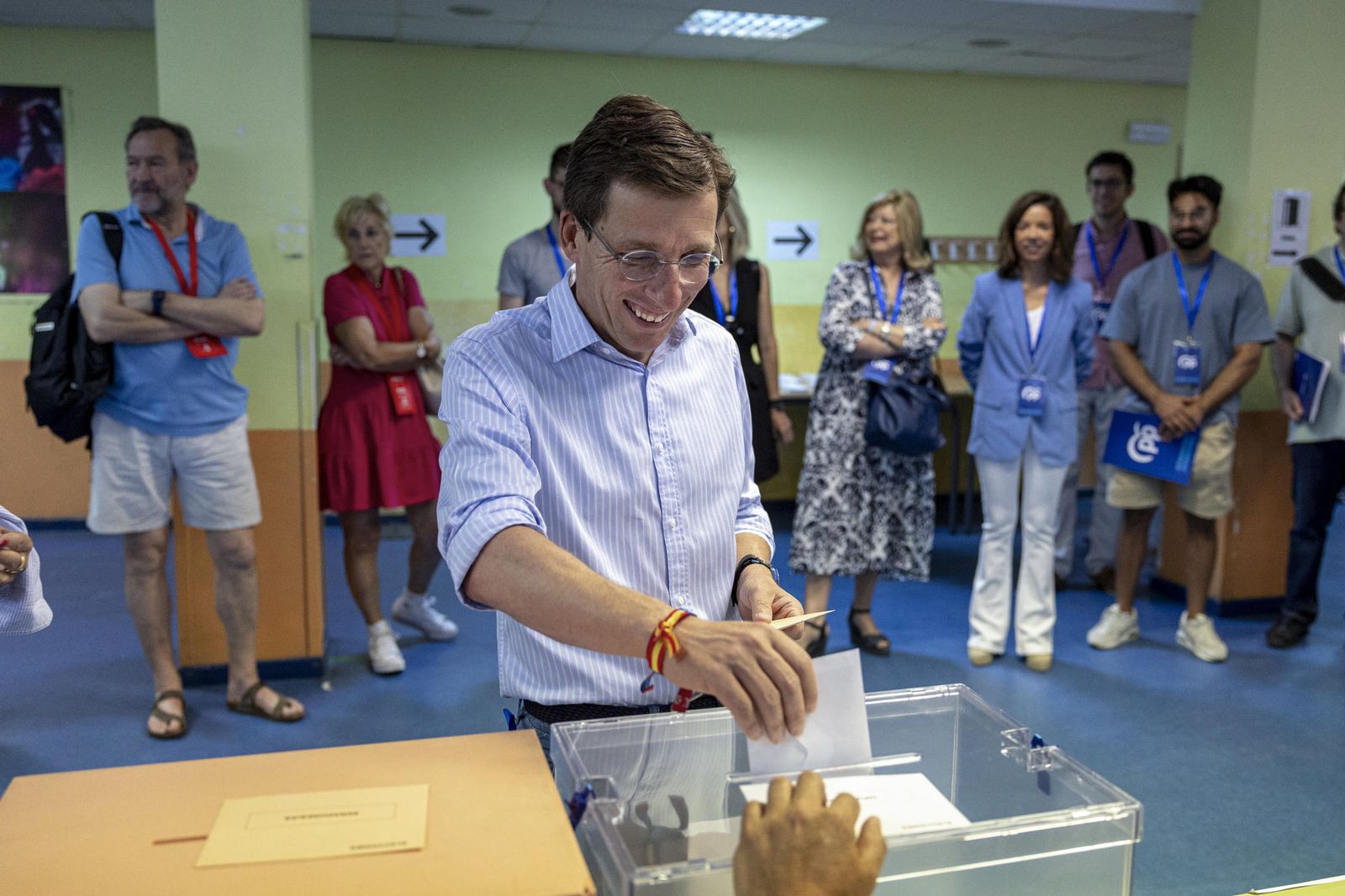 El alcalde de Madrid, José Luís Martínez-Almeida, ejerce su derecho al voto en el CEIP Ortega y Gasset en Madrid, este domingo.