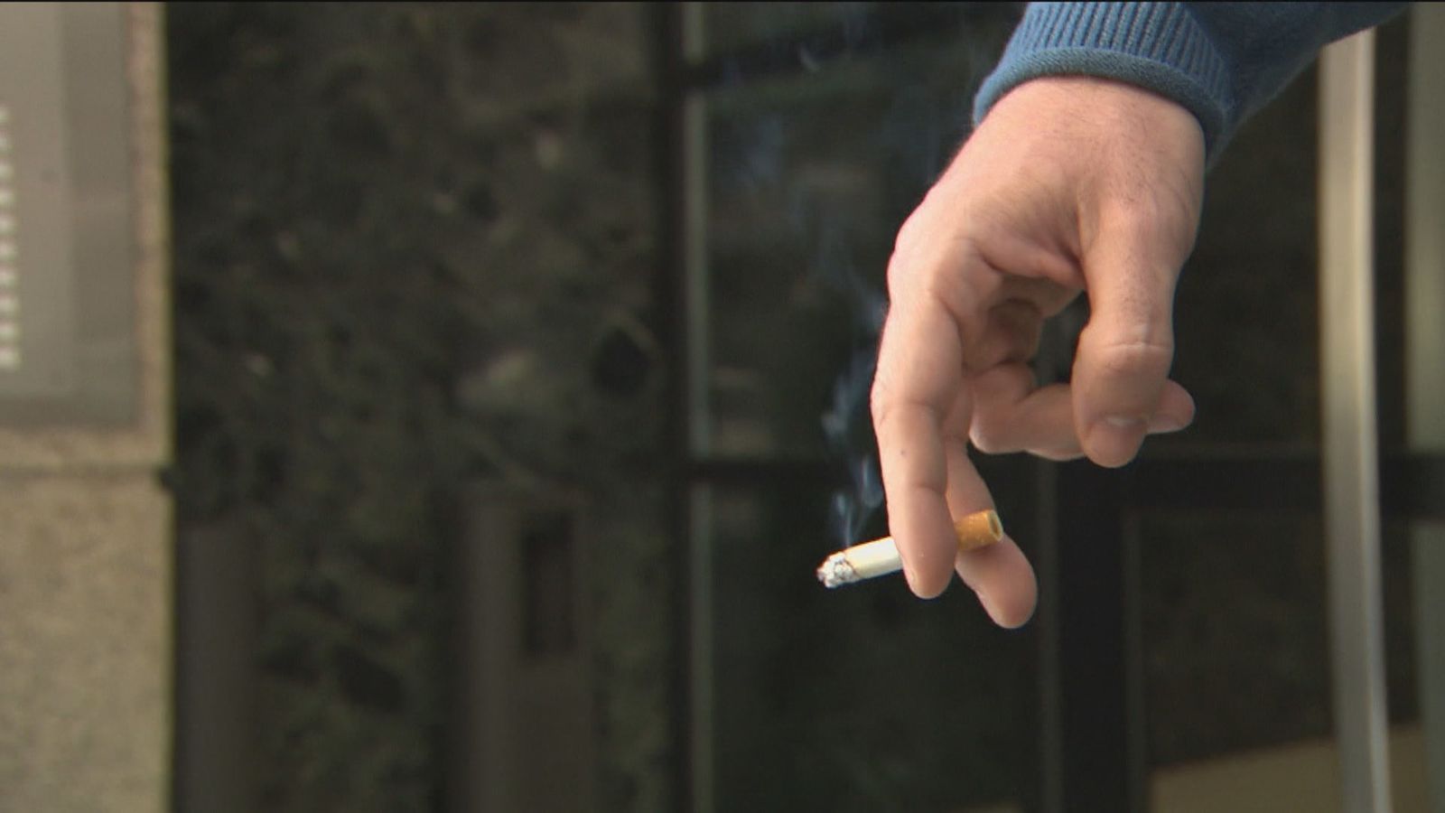 Sanidad estudie prohibir fumar en terrazas