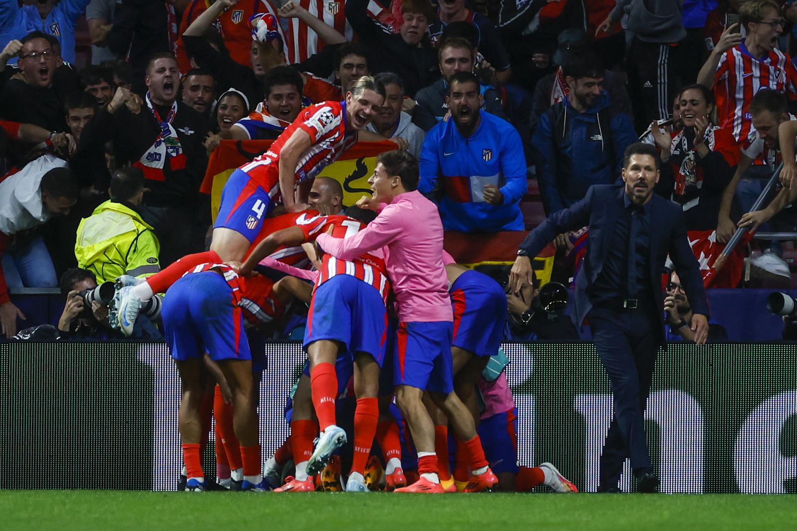 Los jugadores del Atlético de Madrid celebran el segundo gol ante el Leipzig en Liga de Campeones