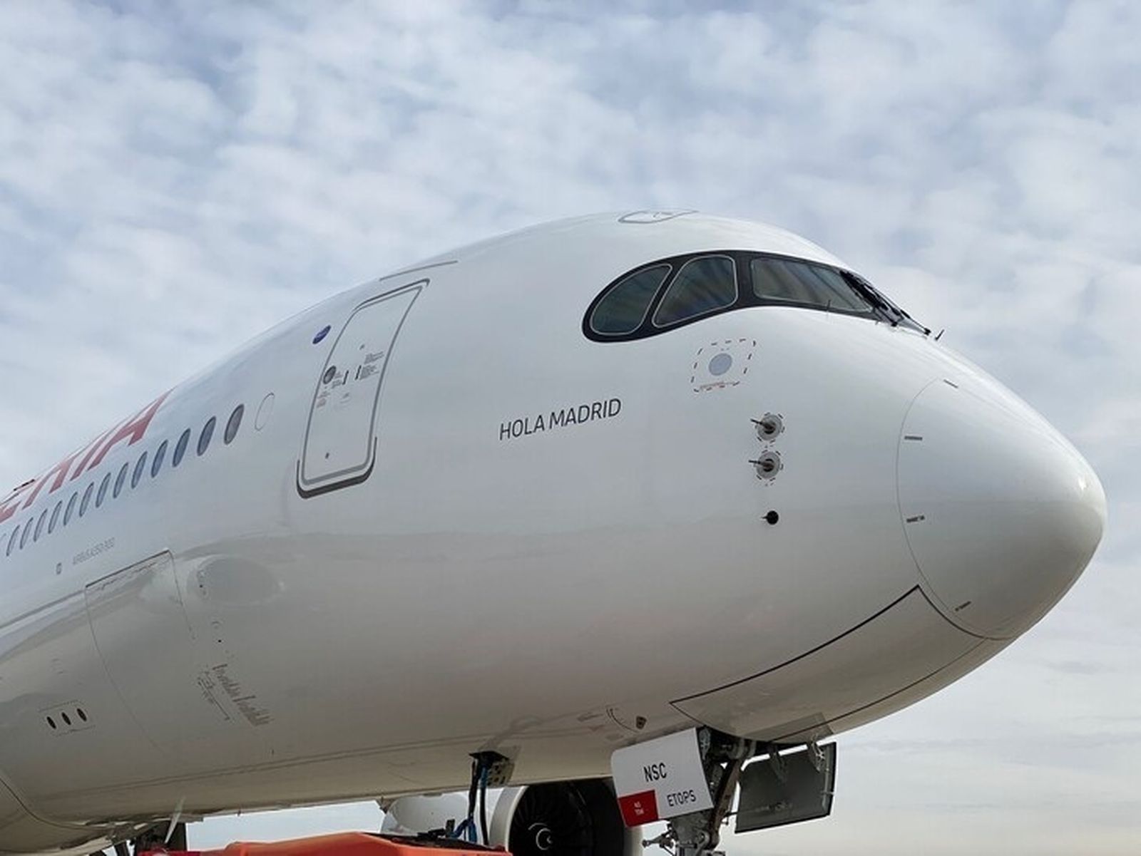 Airbus A350-900 con nombre 'Hola Madrid'