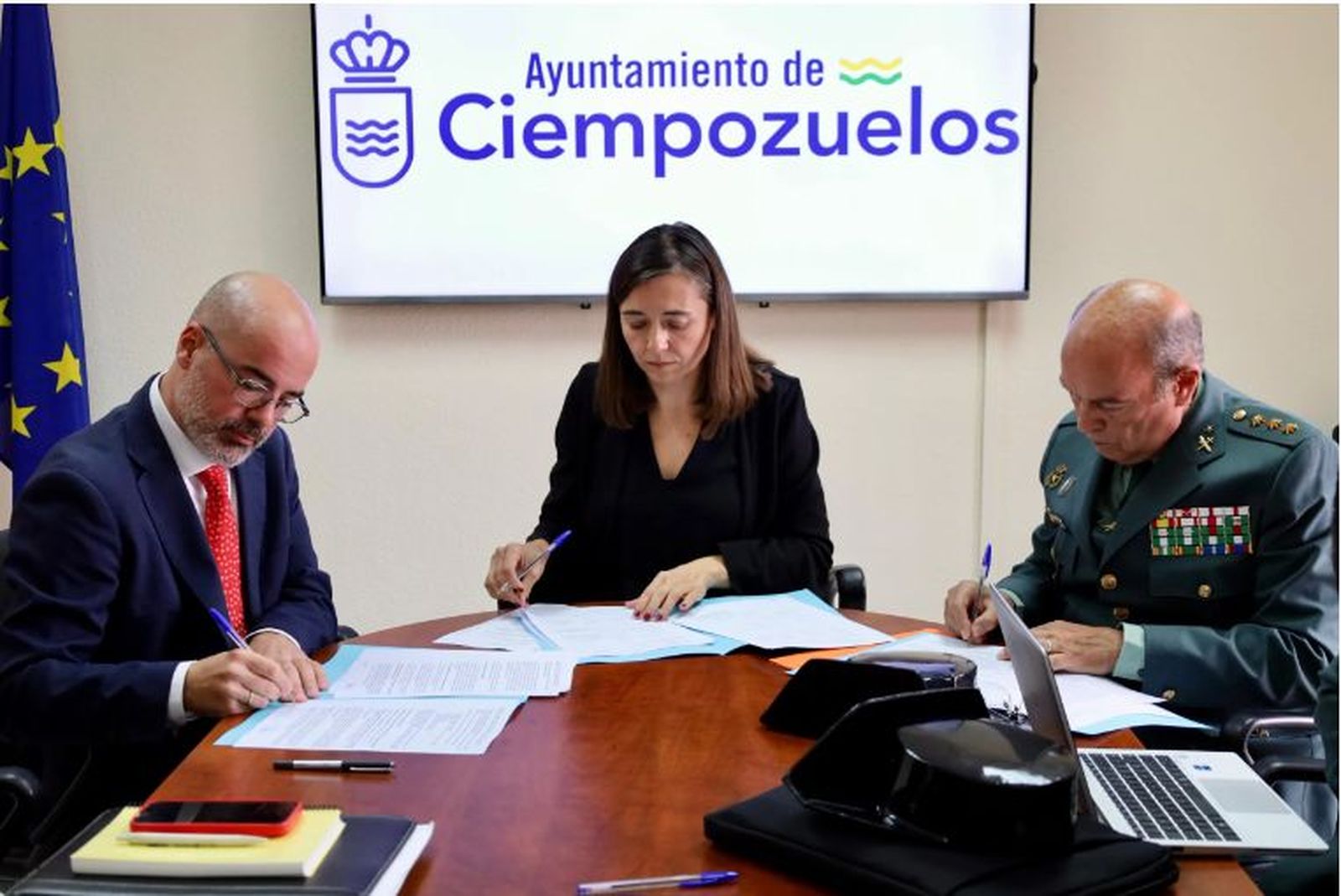 Firma entre del protocolo del Ayuntamiento de Ciempozuelos y Guardia Civil