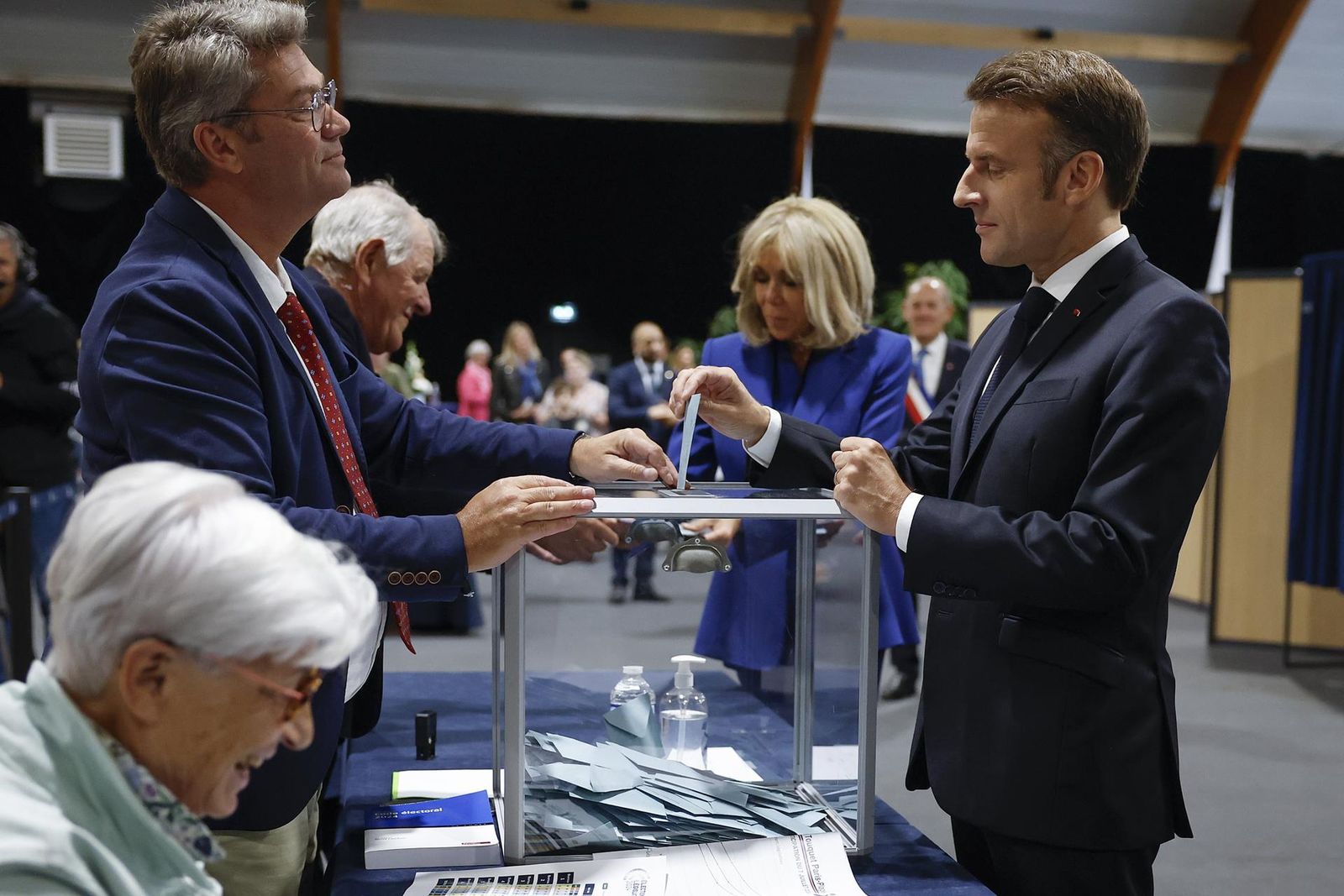 Emmanuel Macron vota en la segunda vuelta electoral de Francia