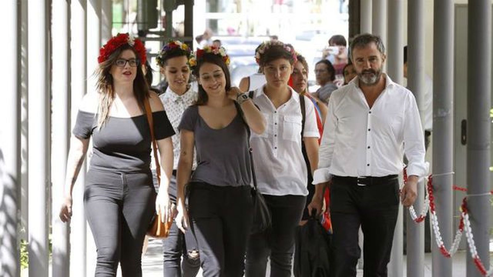 La líder de Femen defiende su "pacifismo" y acusa a los provida de atacarlas