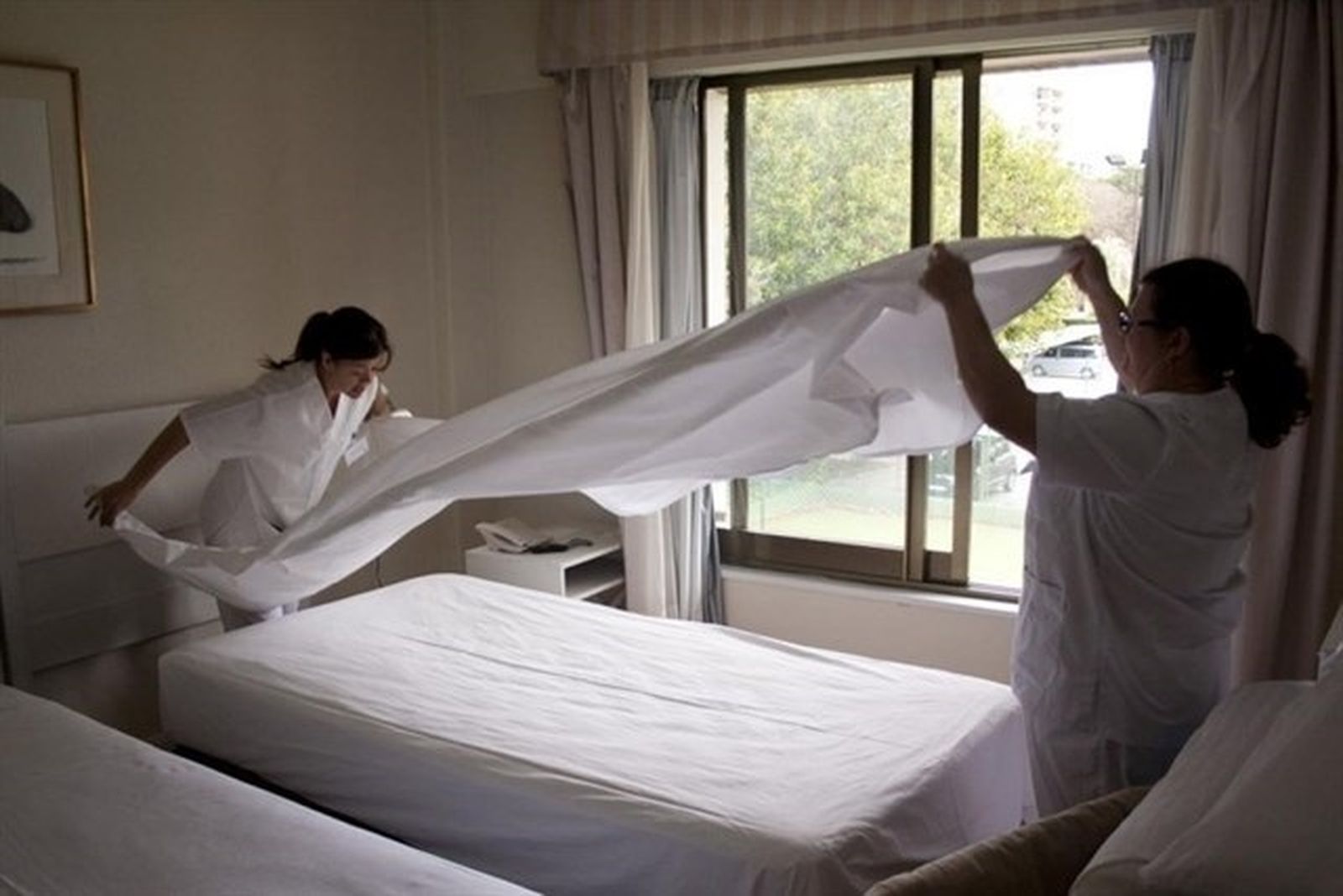 Dos empleadas de limpieza de hoteles