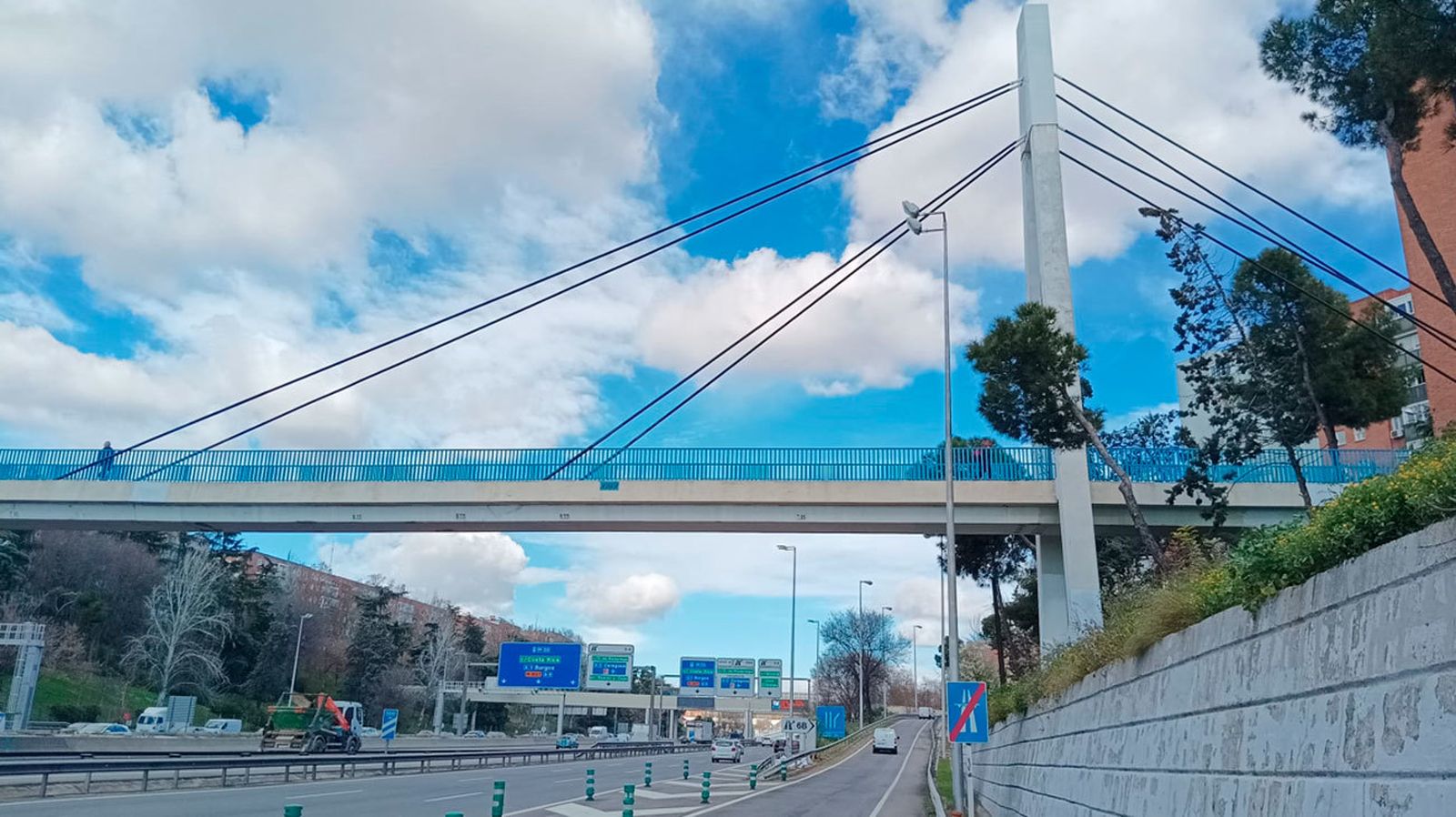 Comienza la rehabilitación de la pasarela sobre la M-30 que une Elipa y Ventas con Fuente del Berro
