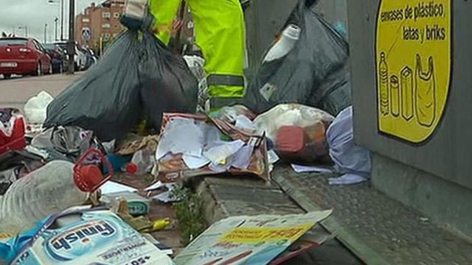 La basura inunda las calles de Parla tras seis día de huelga