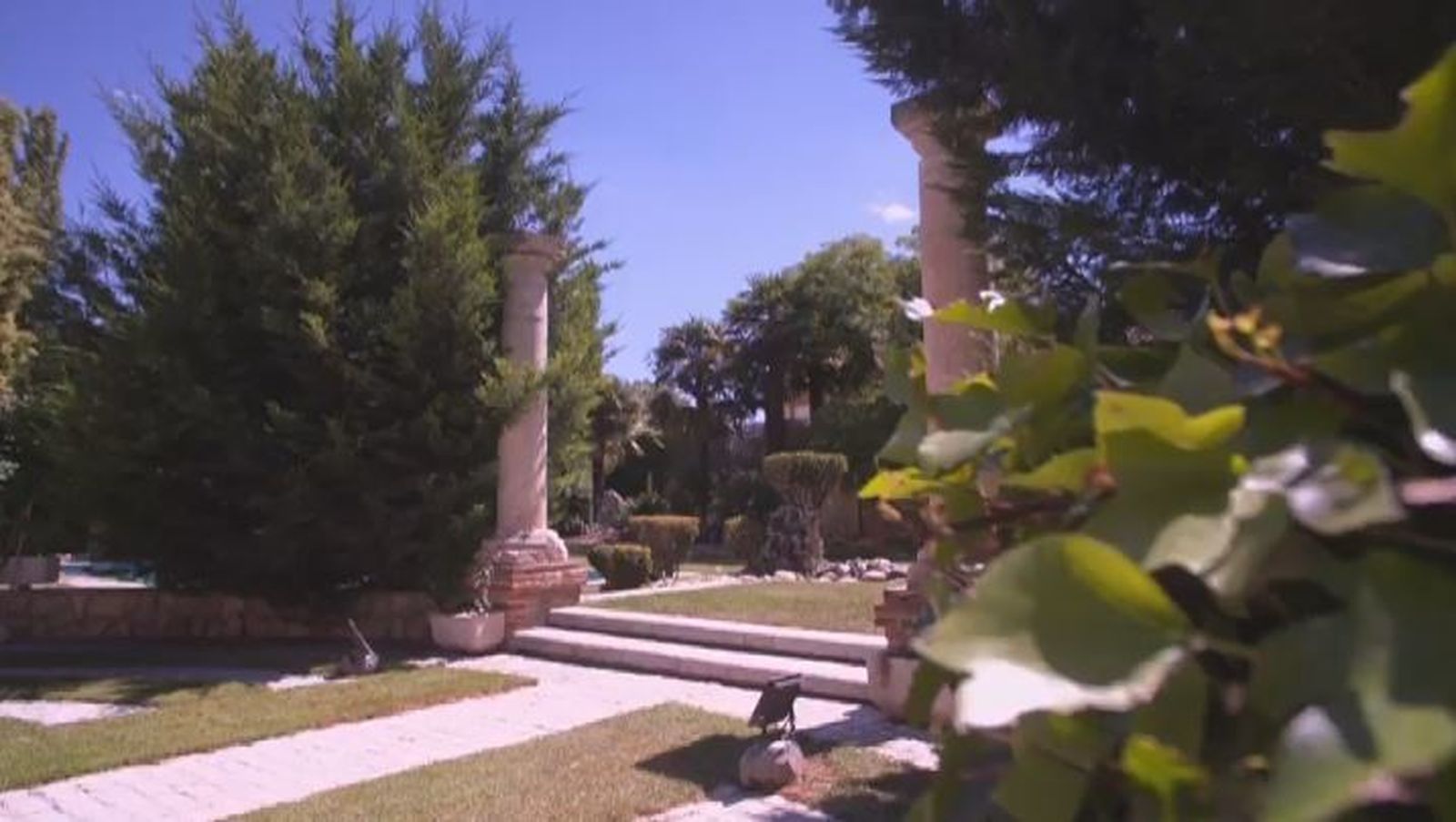 Parece una villa romana, pero en realidad es una finca de casi 5.000 metros cuadrados en Carabaña.