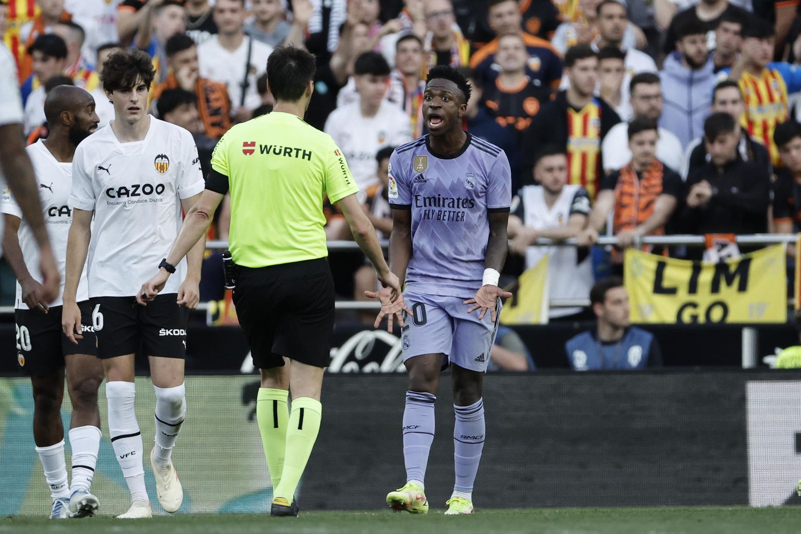 Vinicius ante el Valencia
