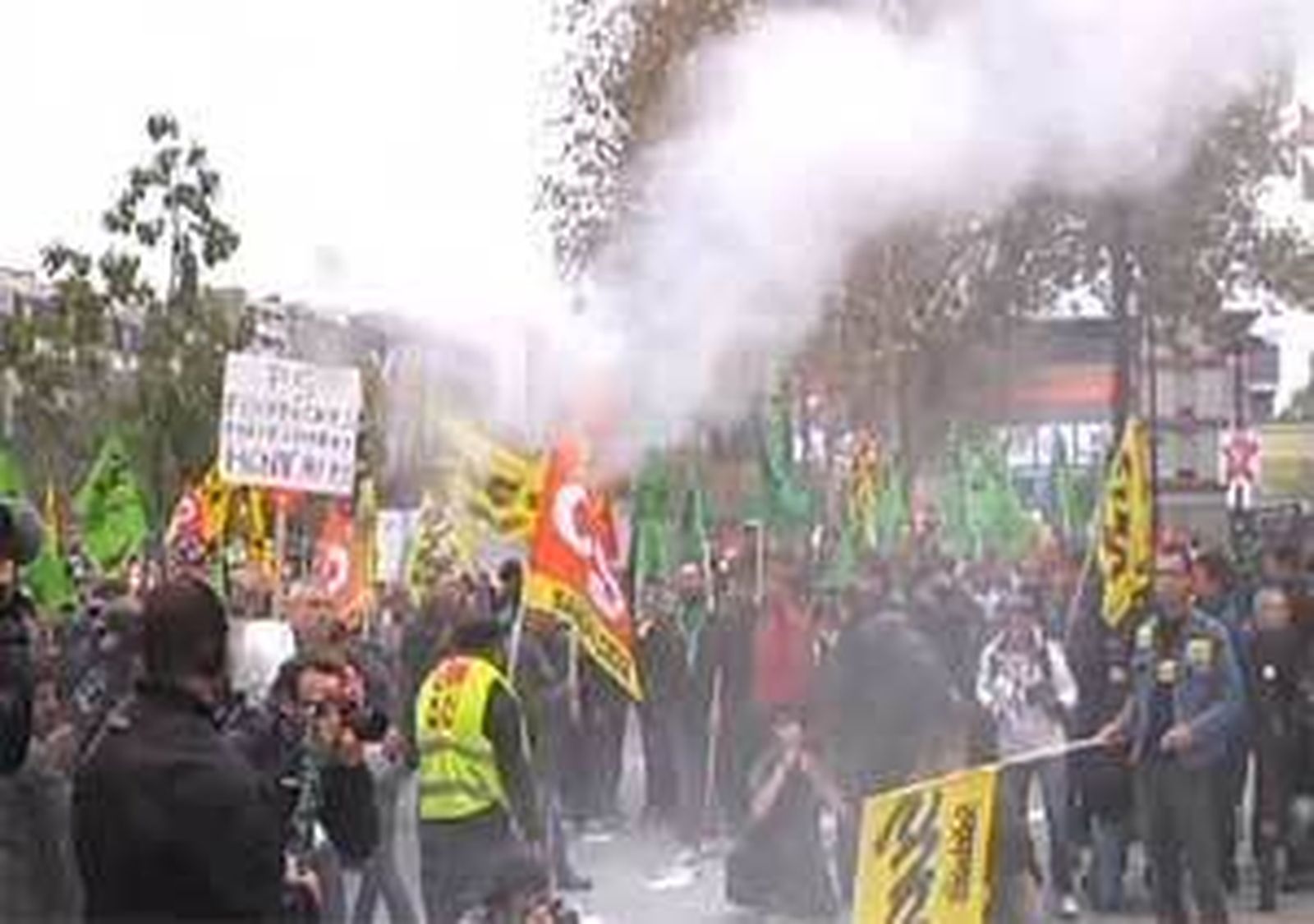 Miles de personas protestan en Francia contra la destrucción de empleo