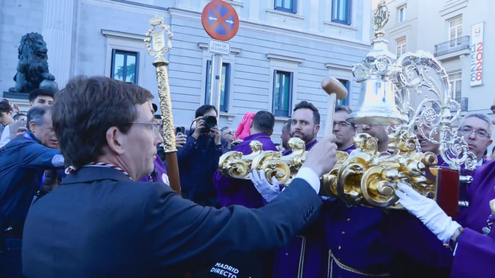 La levantá de Martínez Almeida a Jesús de Medinaceli en la cuesta de San Jerónimo