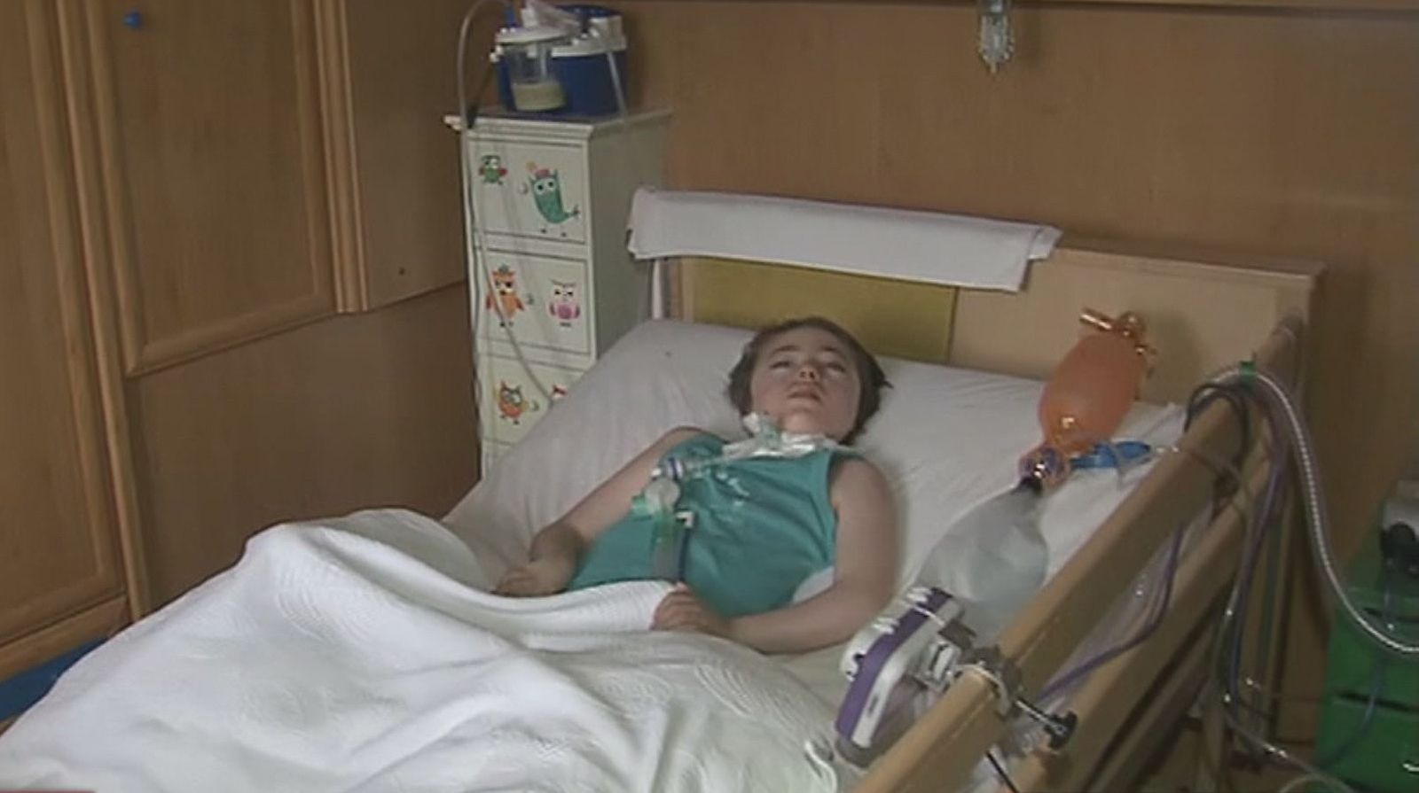 La subida de la luz funde la economía de una familia de Madrid con un niño 'electrodependiente'