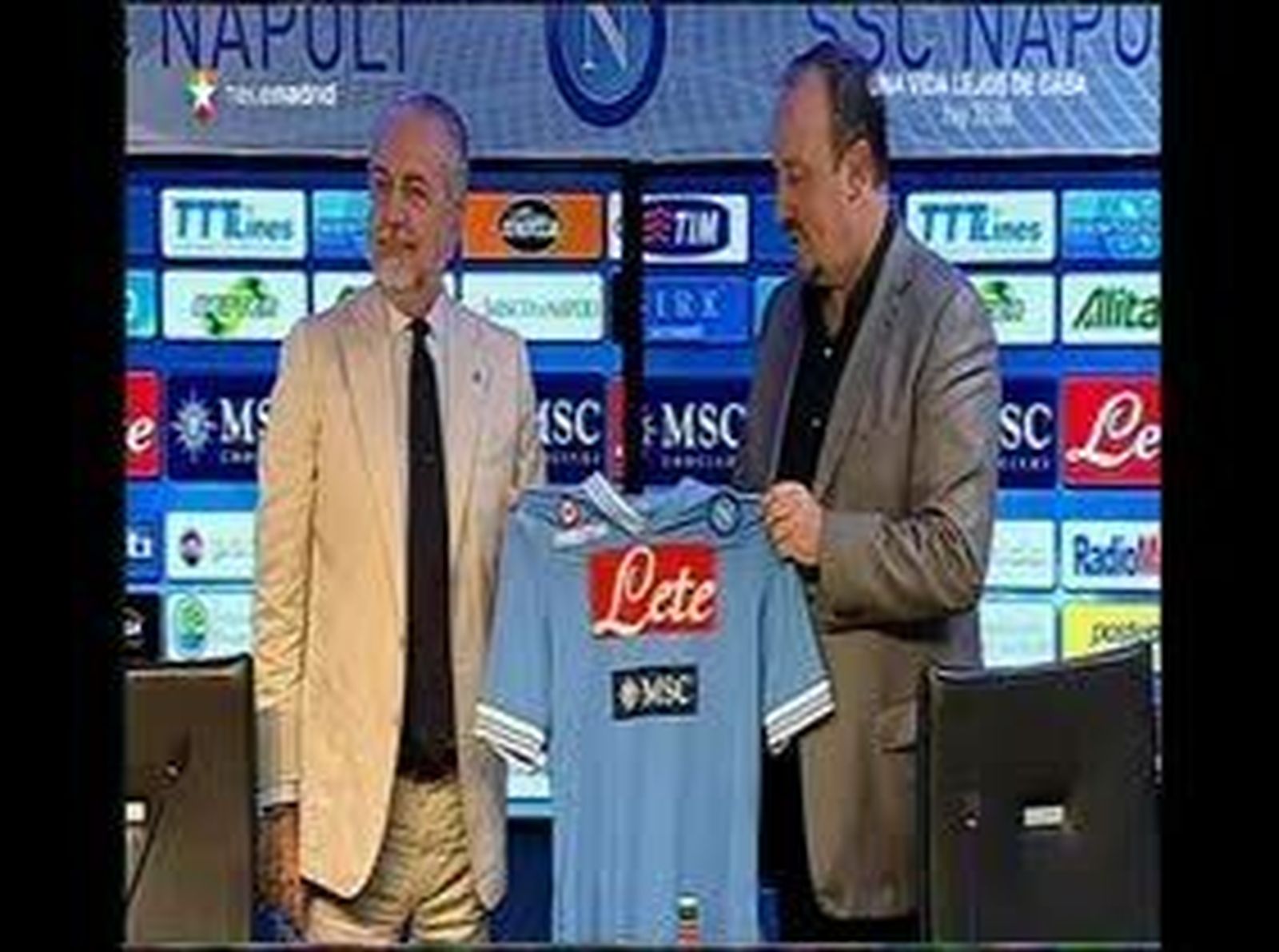 Cavani, protagonista de la presentación de Benítez