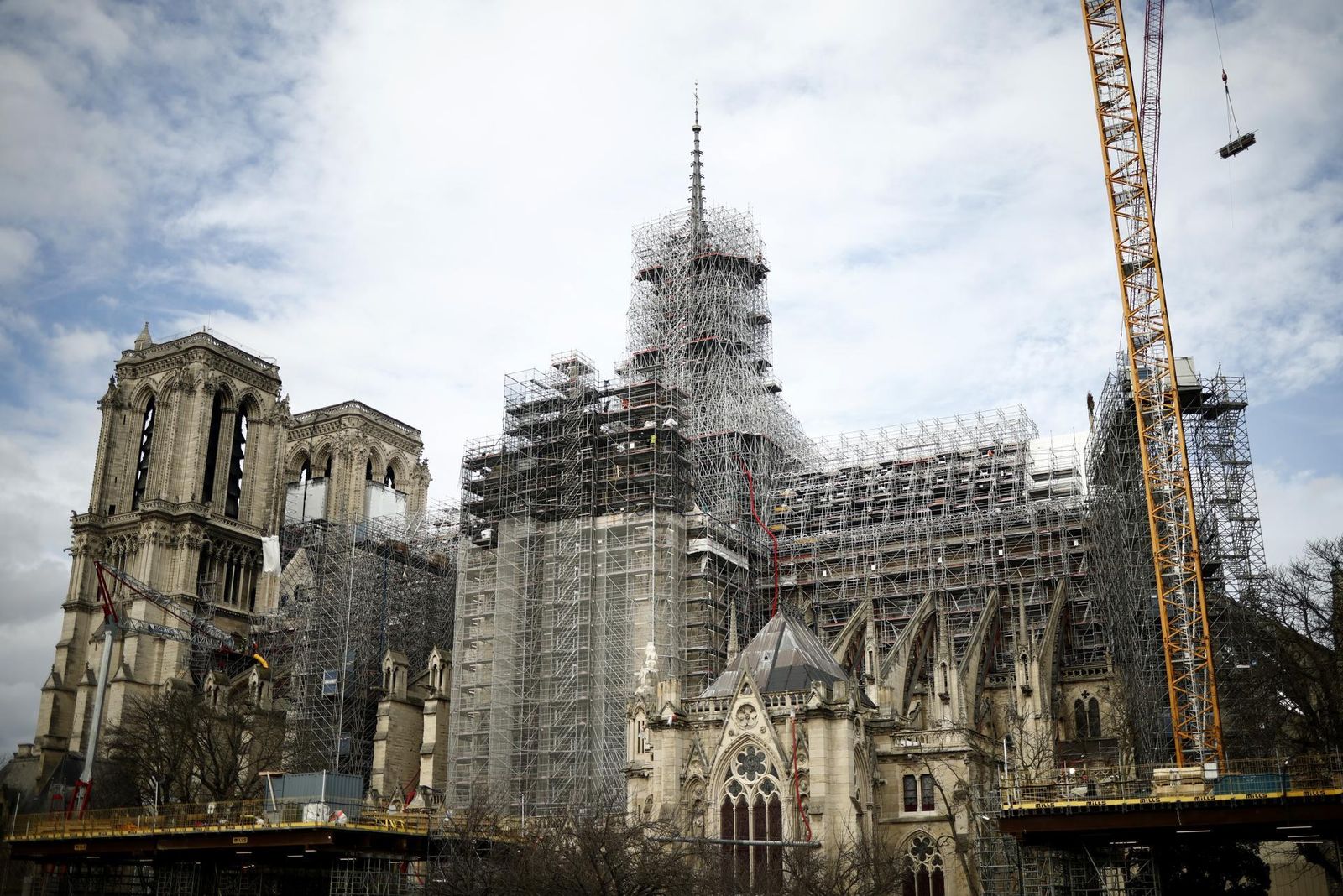 Retirada de los andamios que rodean la aguja de la catedral de París