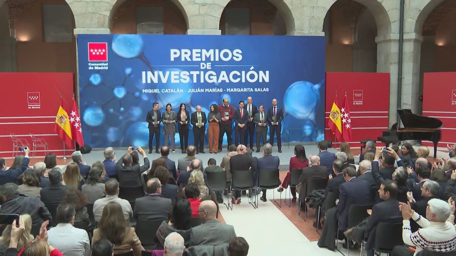 Madrid premia las "imprescindibles" aportaciones de sus científicos e investigadores