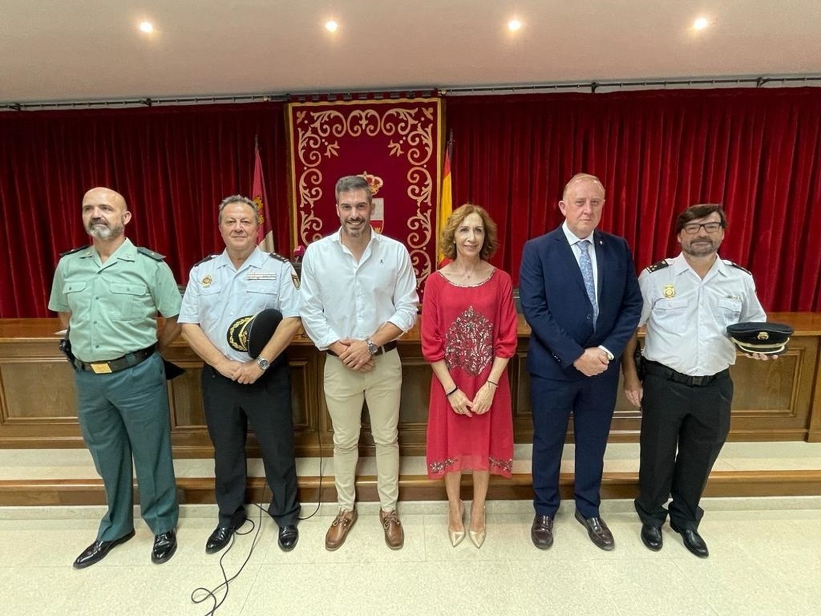 El policía homenajeado, en el centro de la imagen