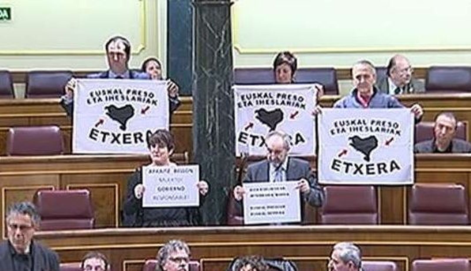 Amaiur exhibe pancartas en el Congreso culpando al Gobierno de la muerte de un preso