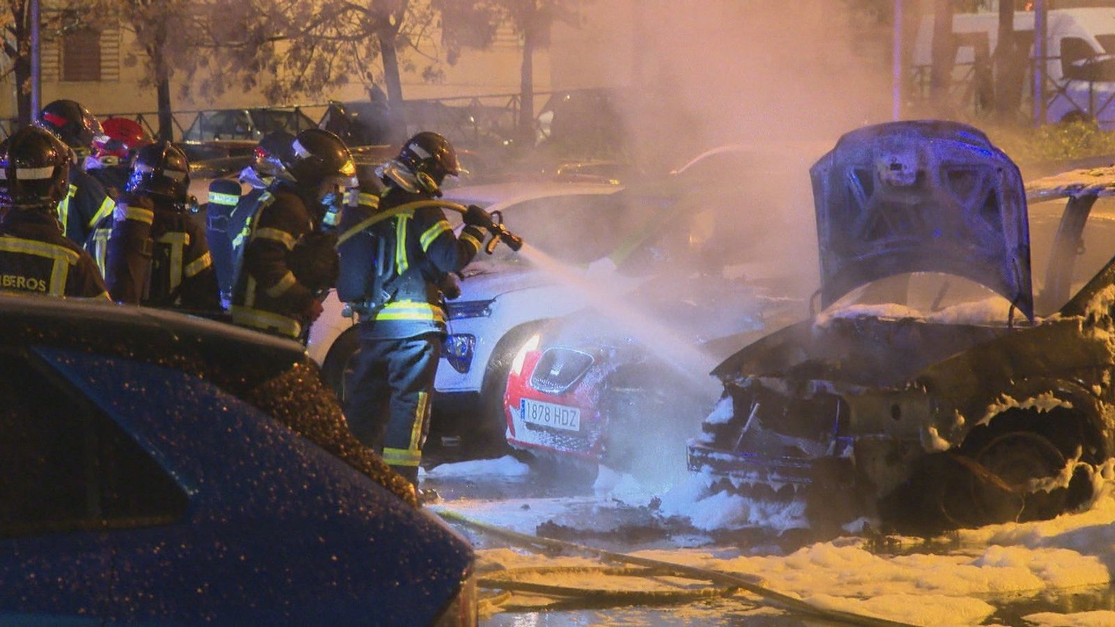 Arden de madrugada seis coches aparcados en la calle en Vallecas