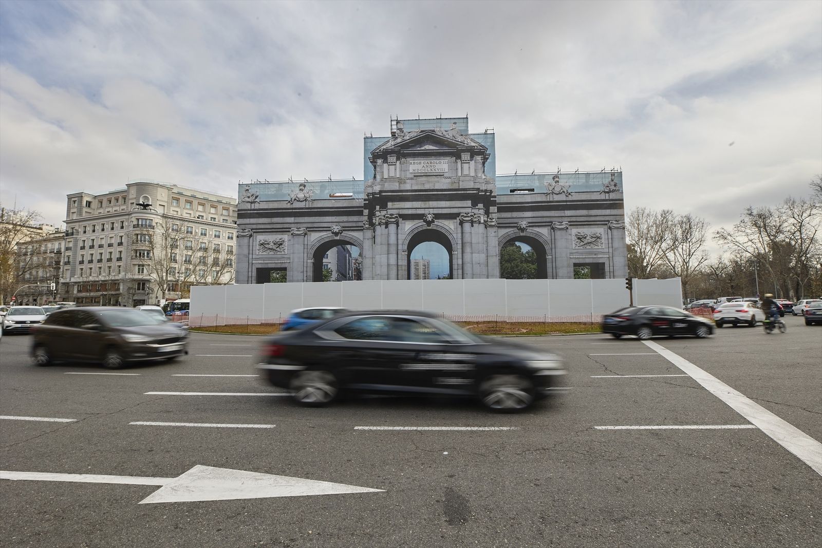 La Puerta de Alcalá durante las obras de restauración