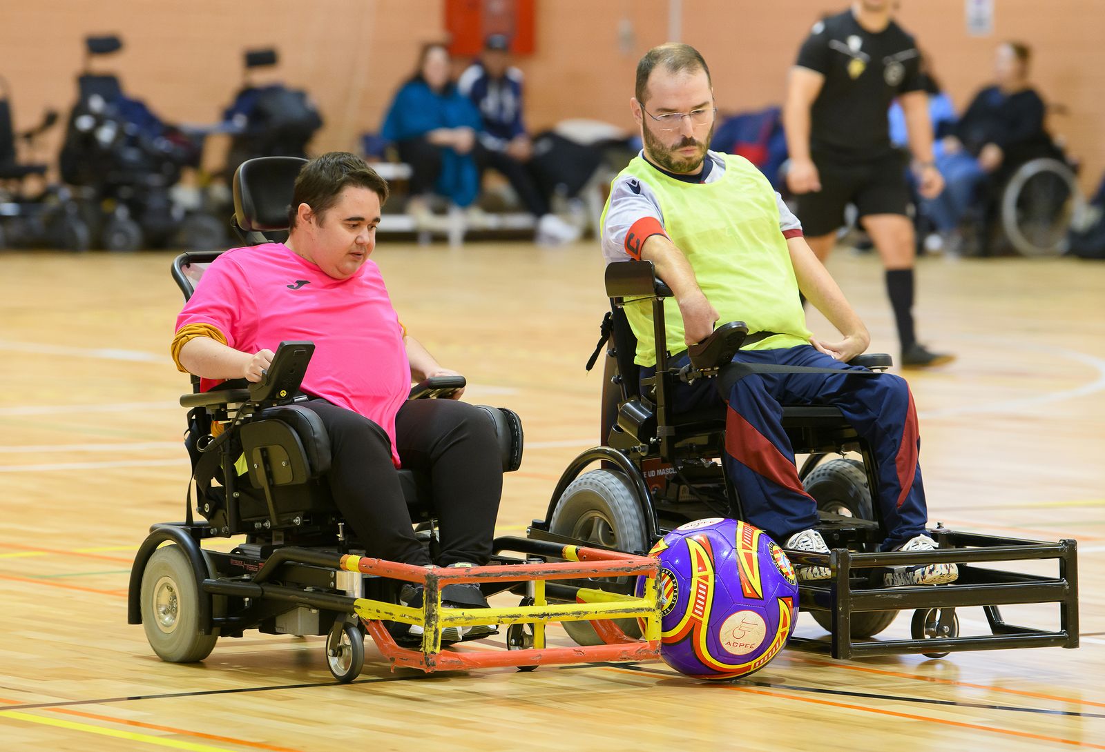 Dos jugadores disputan el balón en un encuentro de la Liga ACPFE