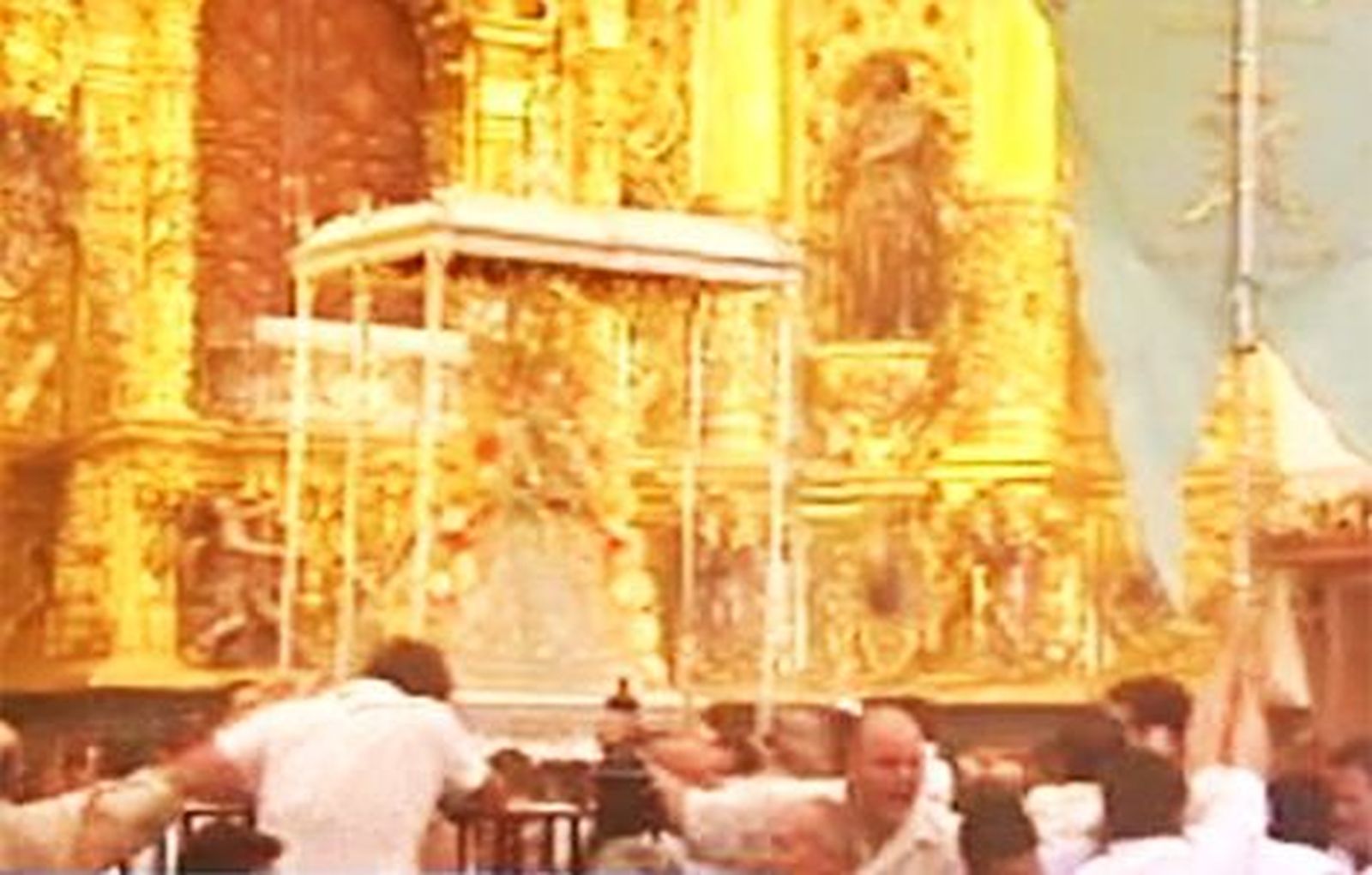Miles de peregrinos participan en el "salto de la reja" en Almonte