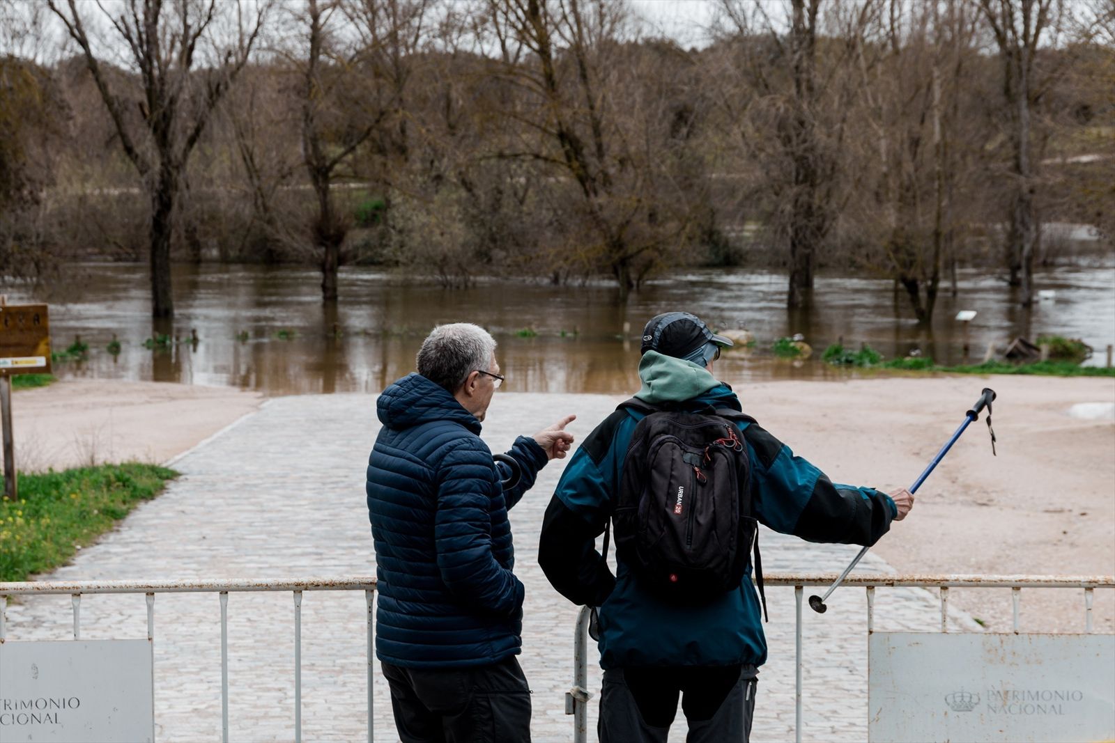 Madrid limpia el Manzanares por los arrastres de las lluvias