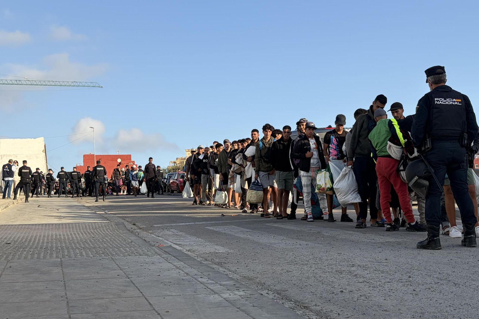 Decenas de inmigrantes se acercan a las playas de Ceuta ante un posible traslado a un centro