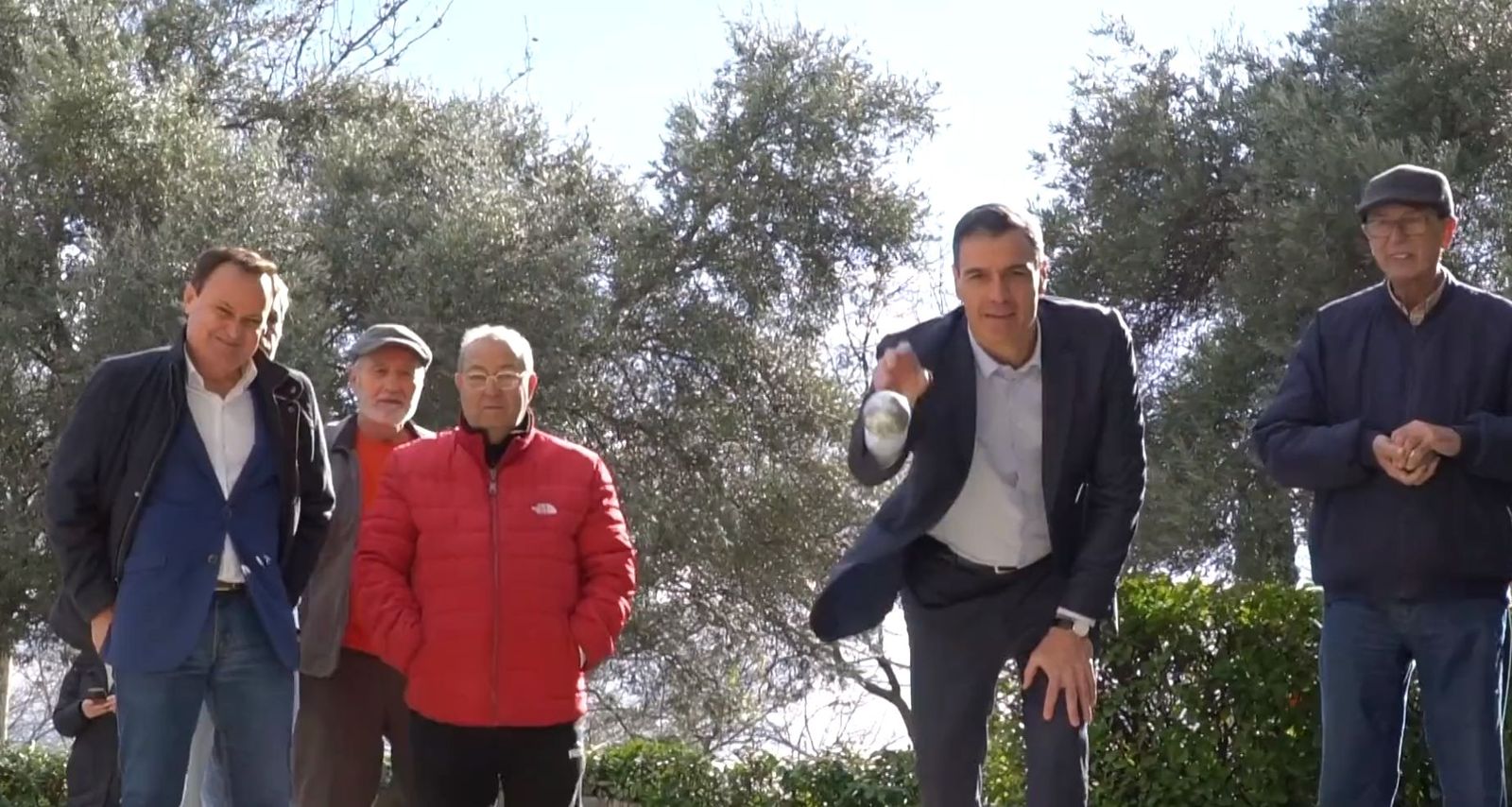 Sánchez juega a la petanca con  pensionistas