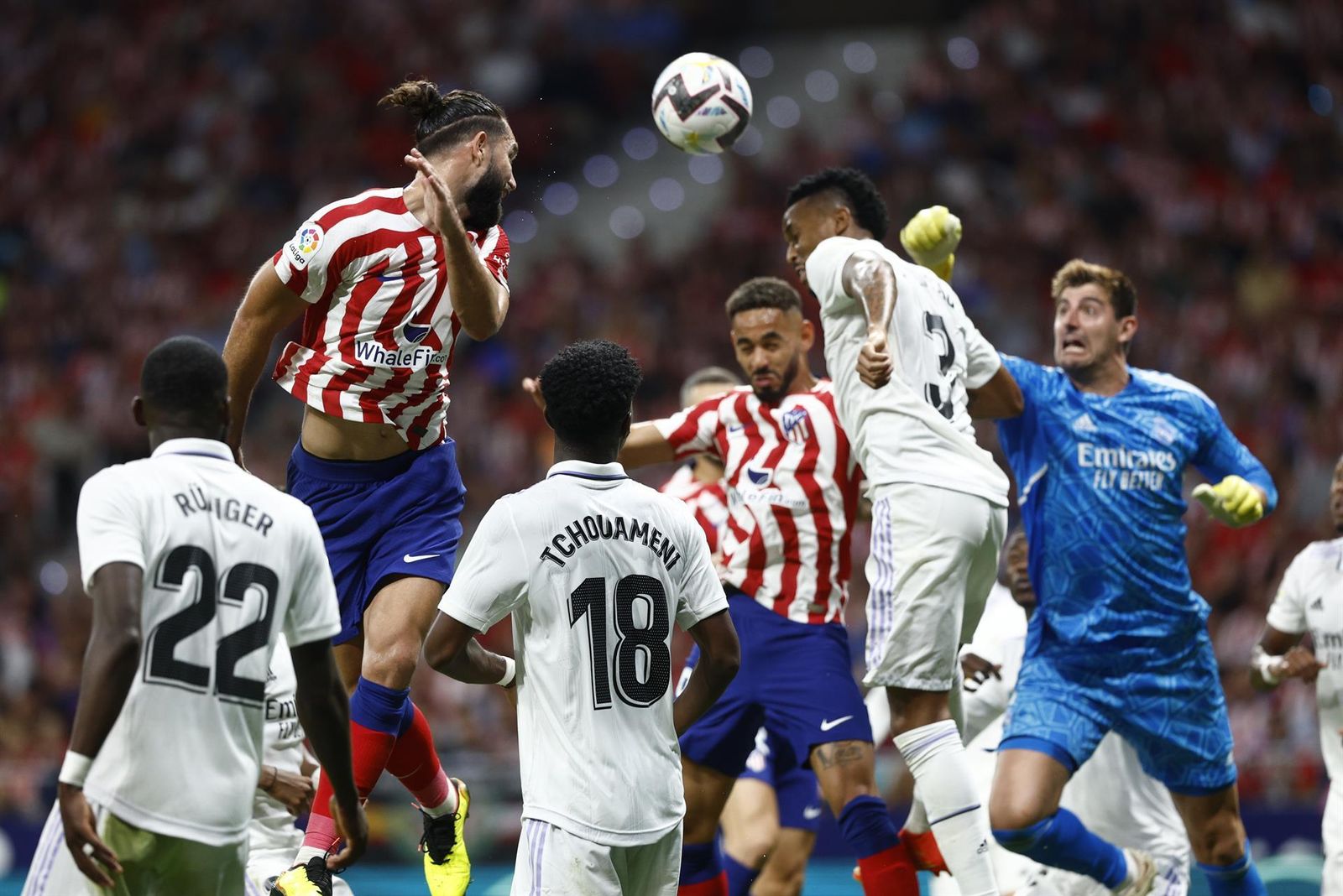 Salida de Curtois que propició el gol de los rojiblancos