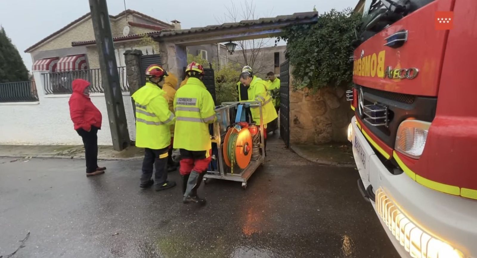 Bomberos de la Comunidad durante la intervención en un domicilio a causa de la acumulación de agua