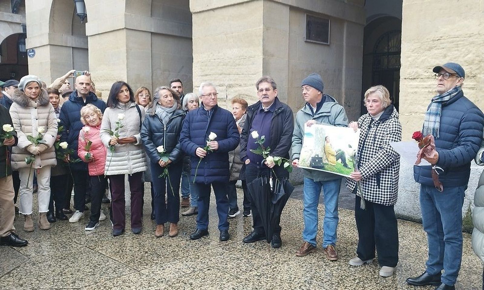 Decenas de personas recuerdan en San Sebastián a Ernest Lluch en el 25 aniversario de su asesinato por ETA