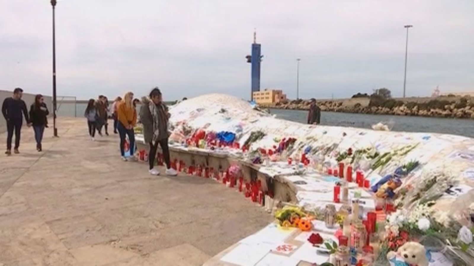 Altares improvisados en Almería en recuerdo de Gabriel y en apoyo a su familia