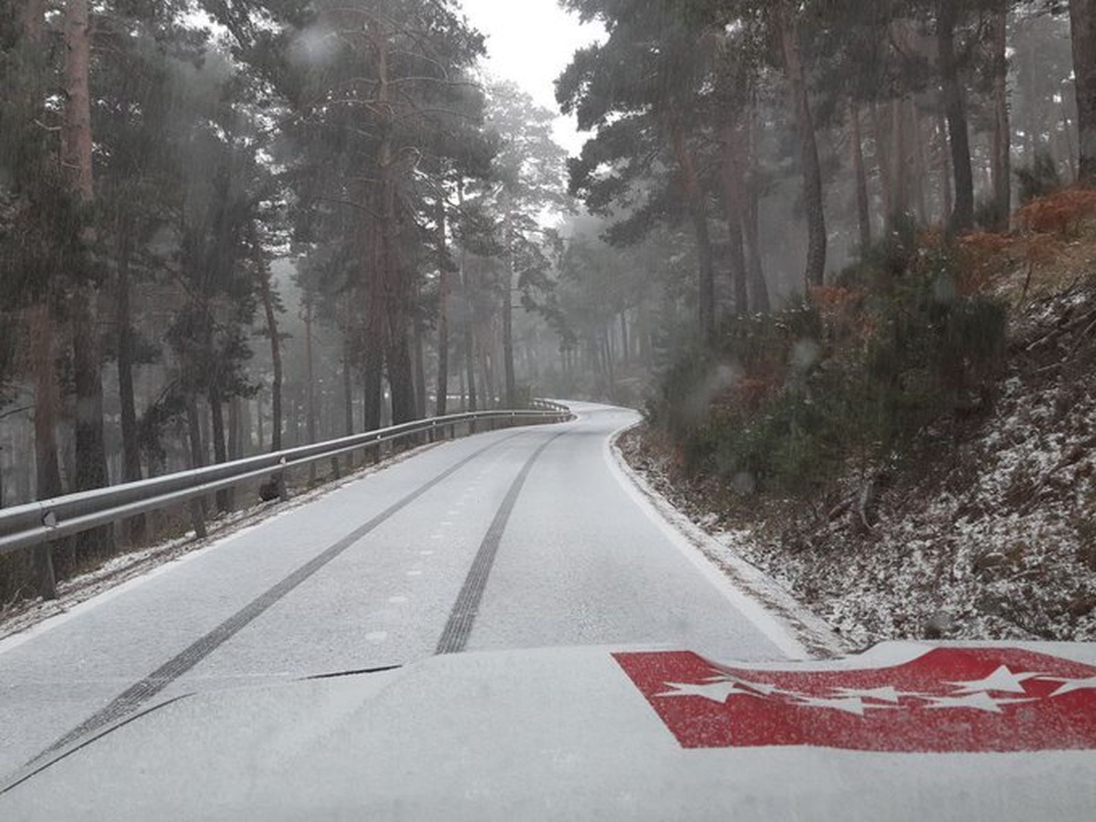 Estado de la calzada en una carretera de montaña de la Sierra de Guadarrama