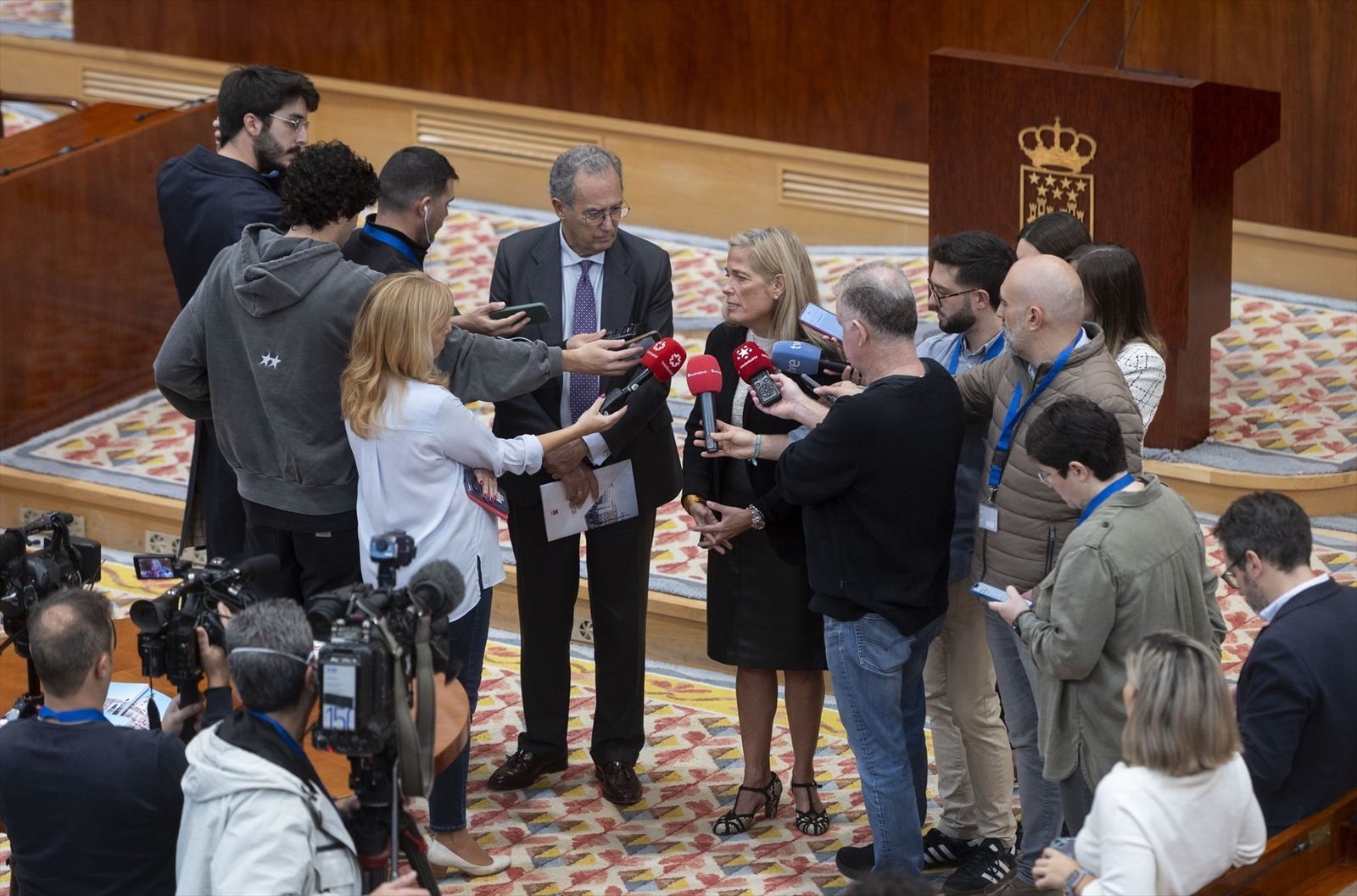 La consejera de Economía, Hacienda y Empleo, Rocío Albert, atiende a los medios de comunicación
