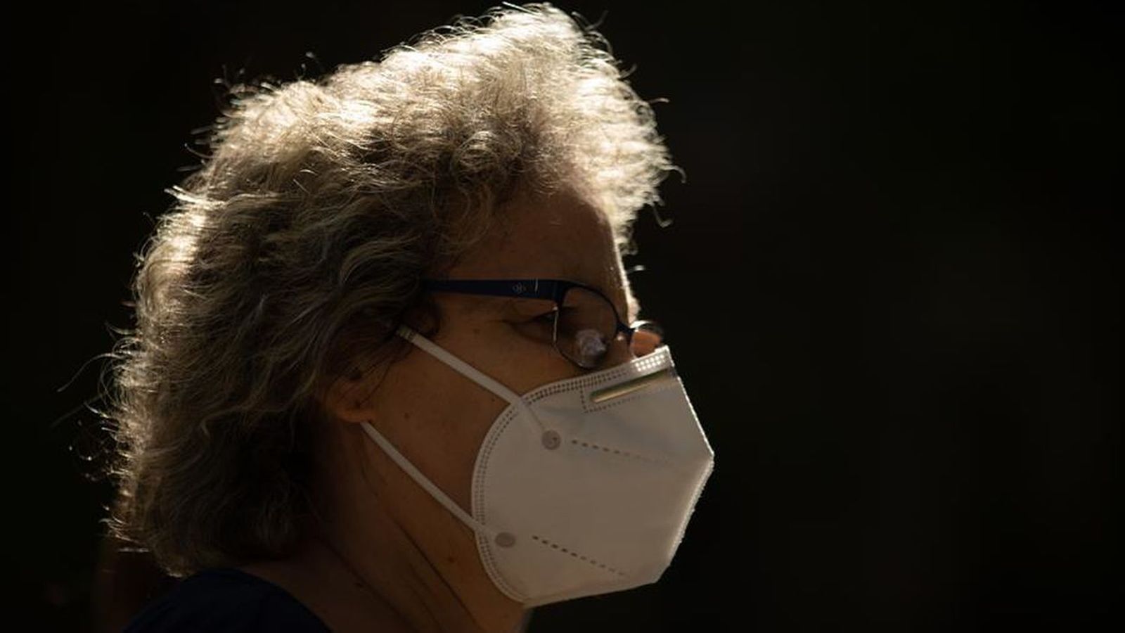 Mujer con mascarilla
