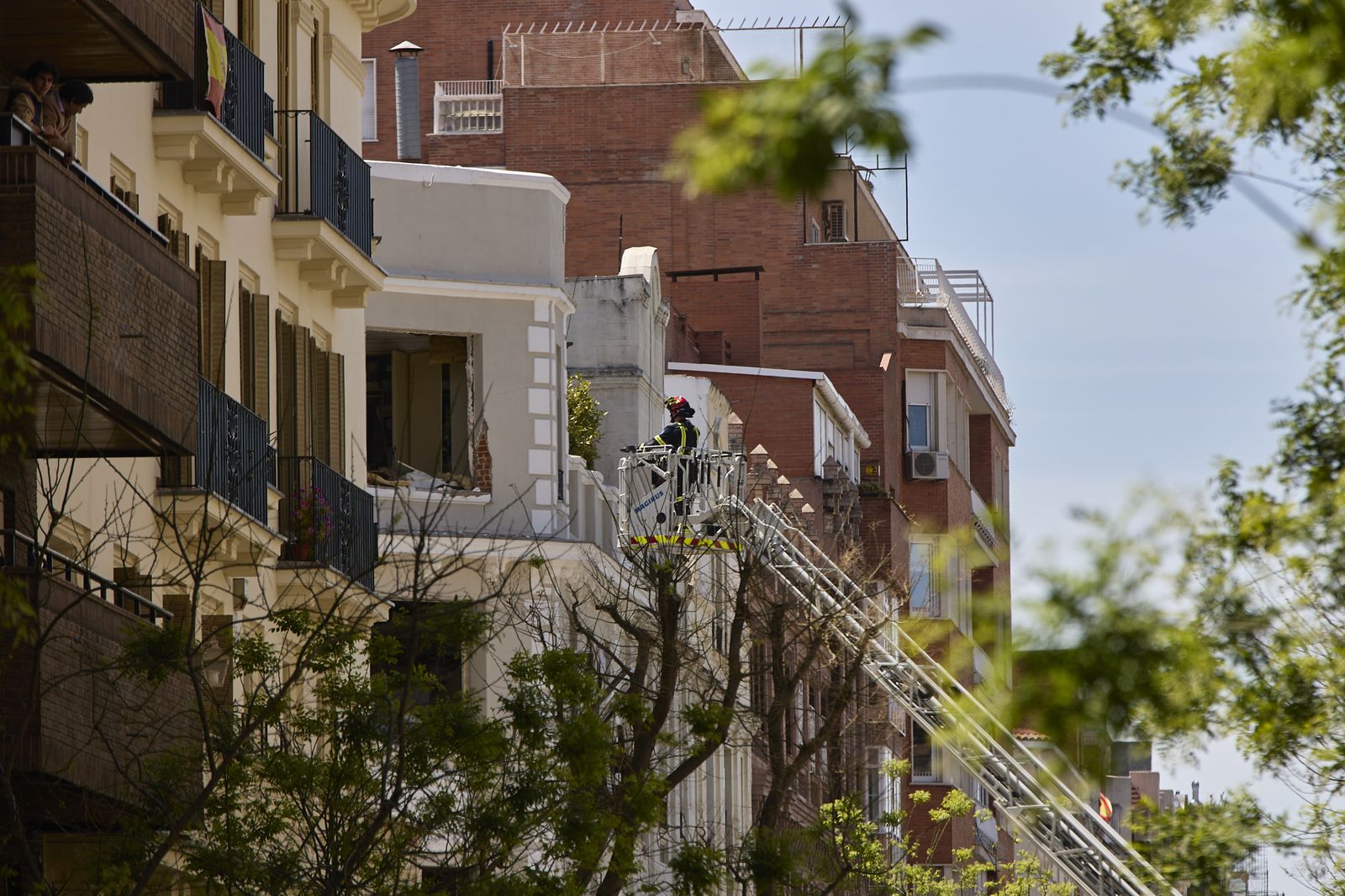 Bombero en escala trabajando en el edificio afectado por la explosión en General Pardiñas