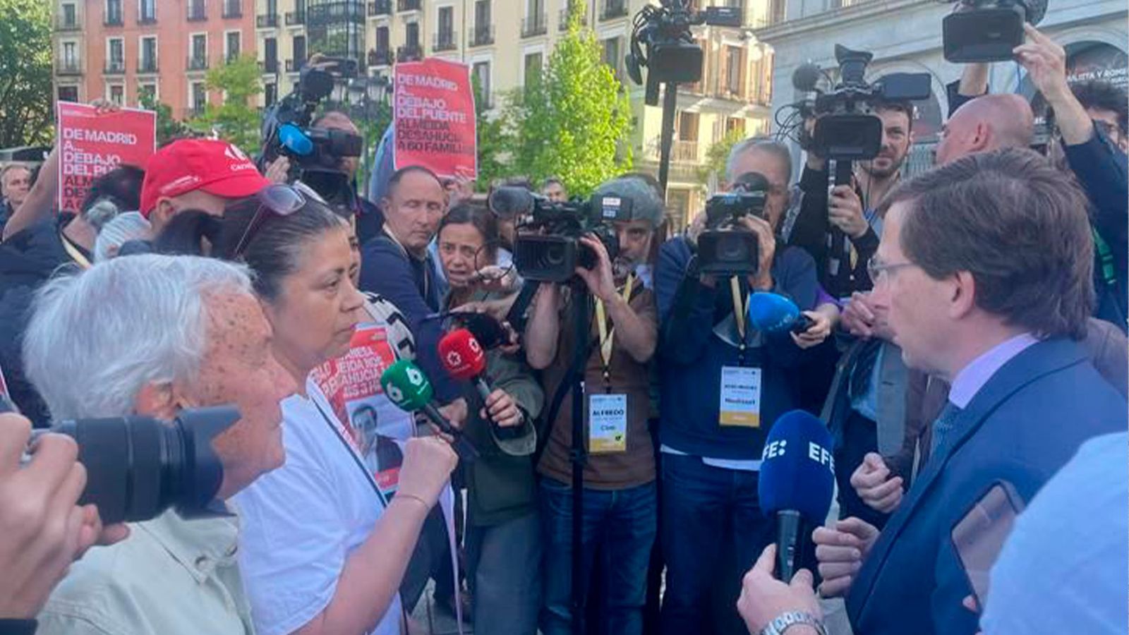 Almeida, ante vecinos que denuncian 60 procesos de desahucio de la EMVS: "No era consciente de esto"
