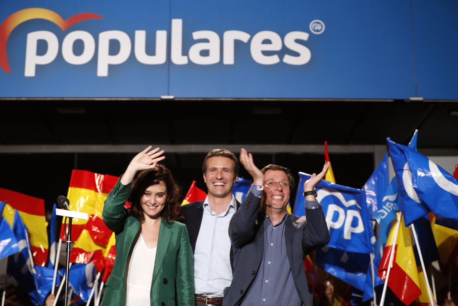 Martínez Almeida y Díaz Ayuso, eufóricos en la fiesta sorpresa del PP en la calle Génova