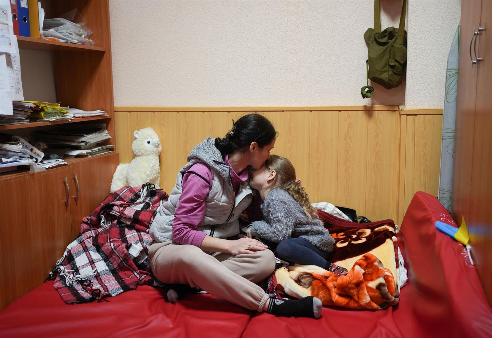 Oxana y su hija Slata descansan en un centro de acogida tras huir de Kiev