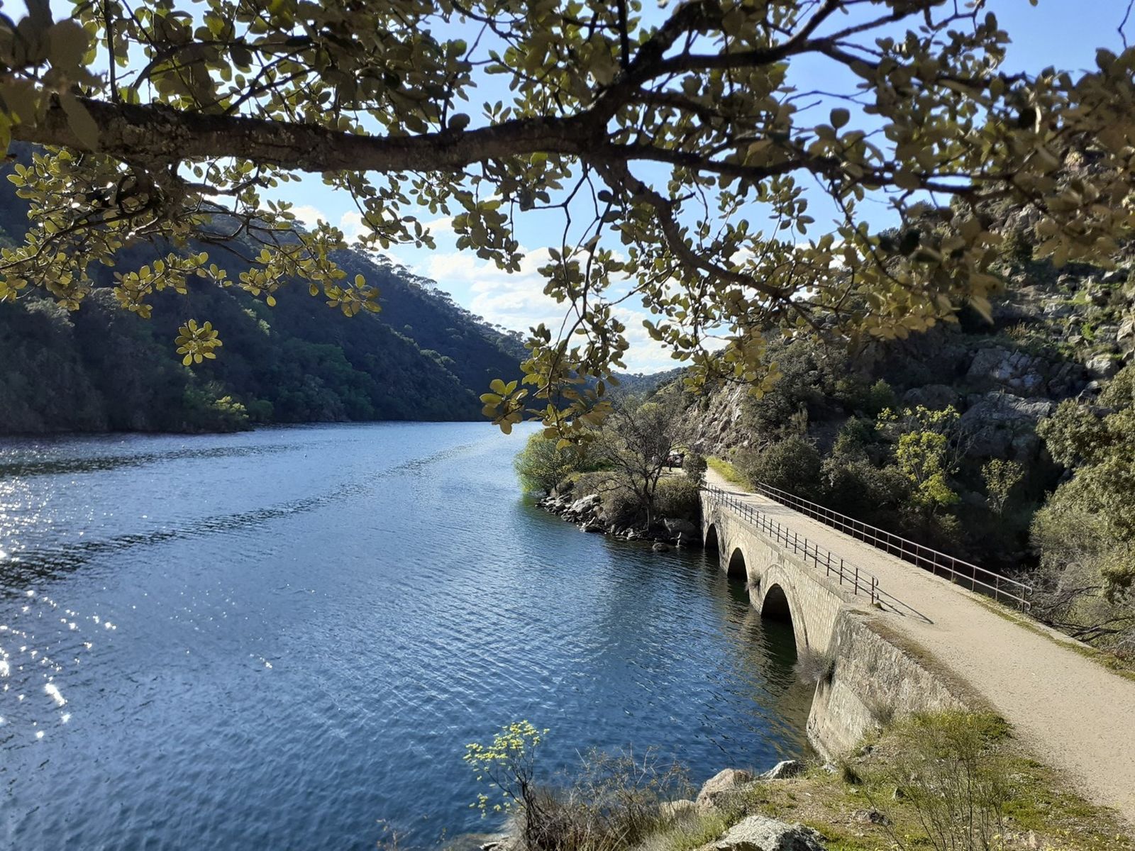 Tramo de la actual Vía Verde del Alberche junto al Embalse de Picadas